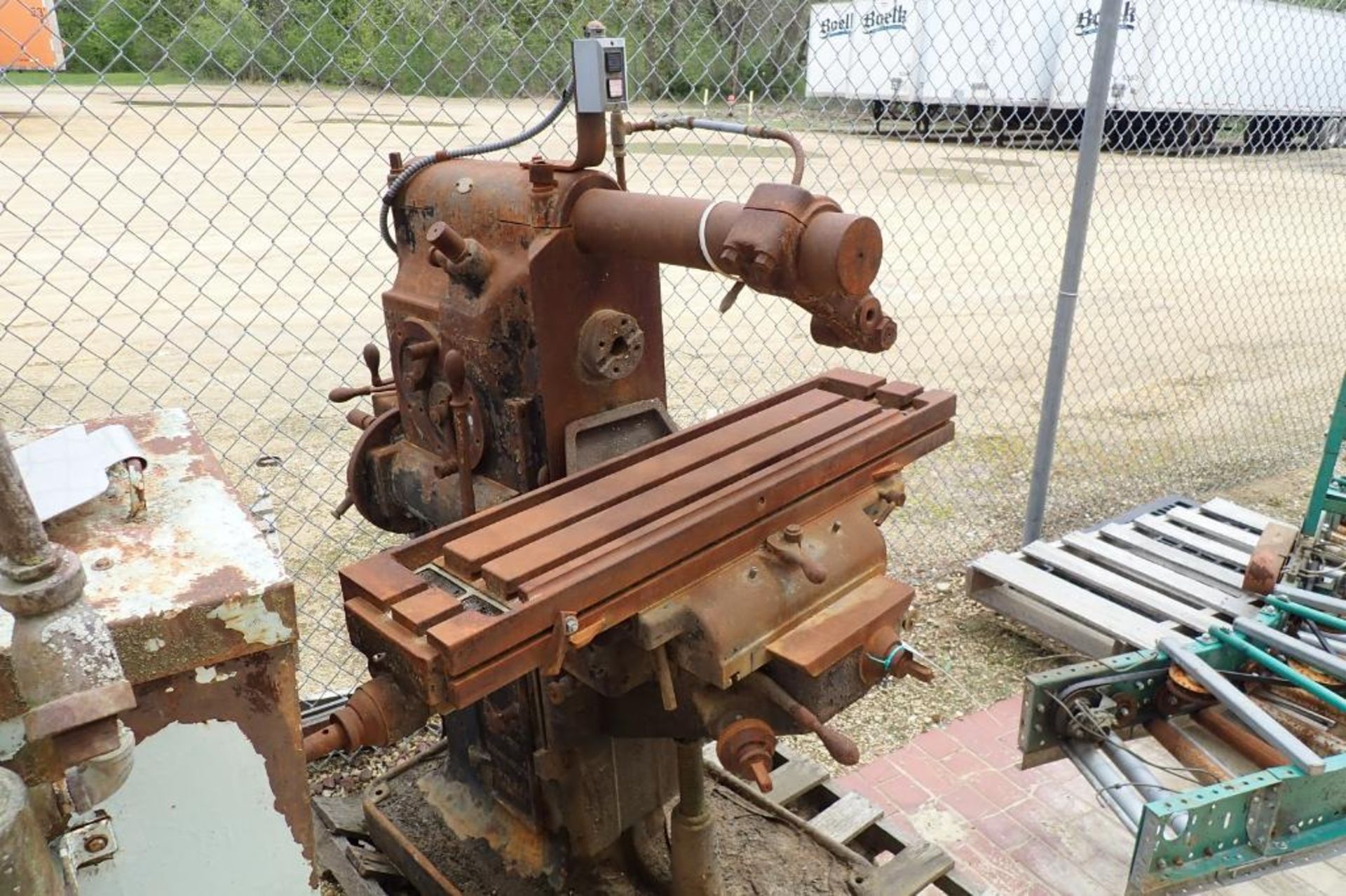 The Milwaukee No. 1B plain metal working machine. {Located in Dixon, IL} - Image 3 of 10