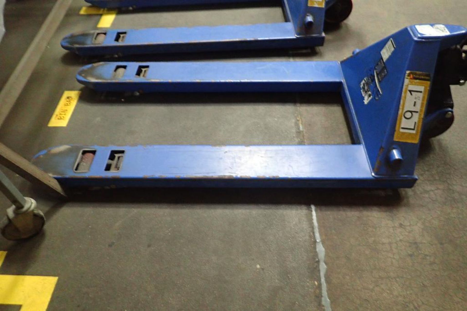 Global Industrial hand pallet jack.. {Located in Visalia, CA}