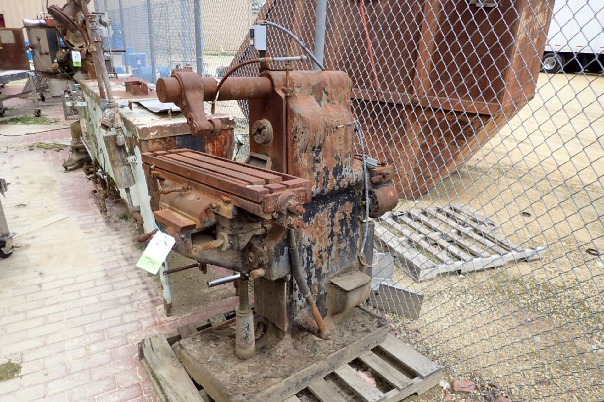 The Milwaukee No. 1B plain metal working machine. {Located in Dixon, IL} - Image 5 of 10