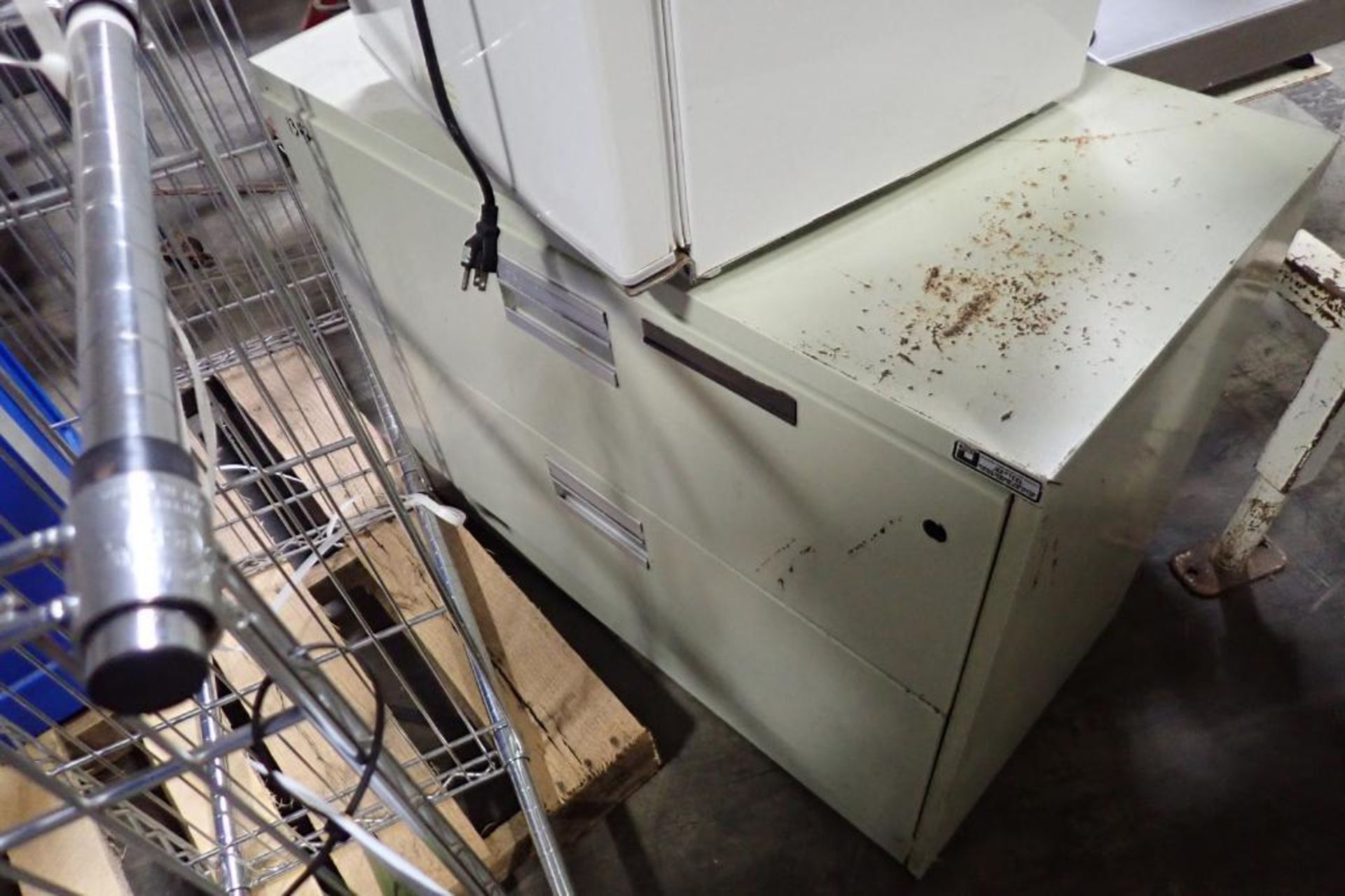 (2) Metro wire racks; lab fridge; safety cabinet. {Located in Visalia, CA} - Bild 7 aus 7