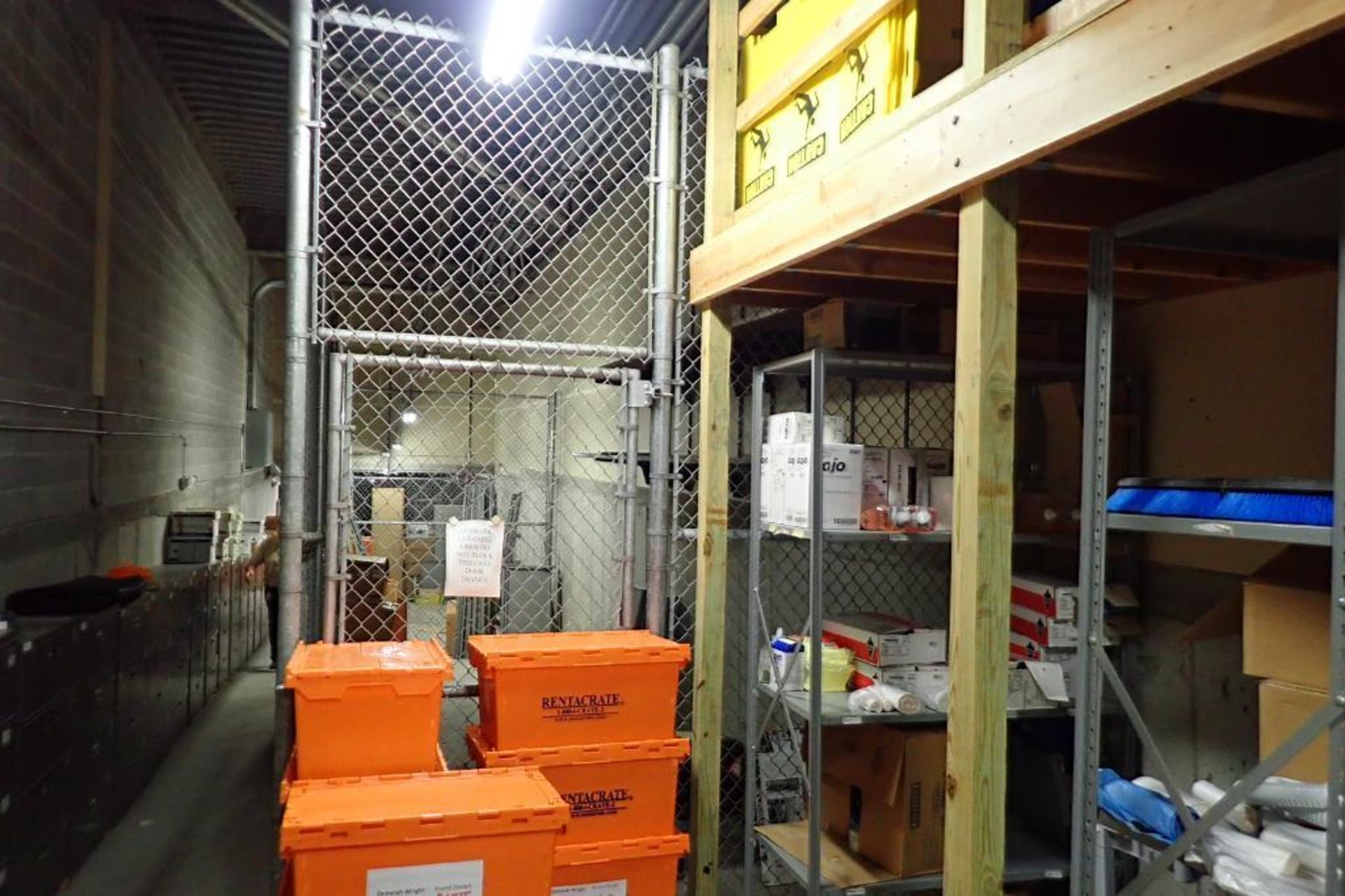 Chain-link fence and shelving - Image 4 of 6