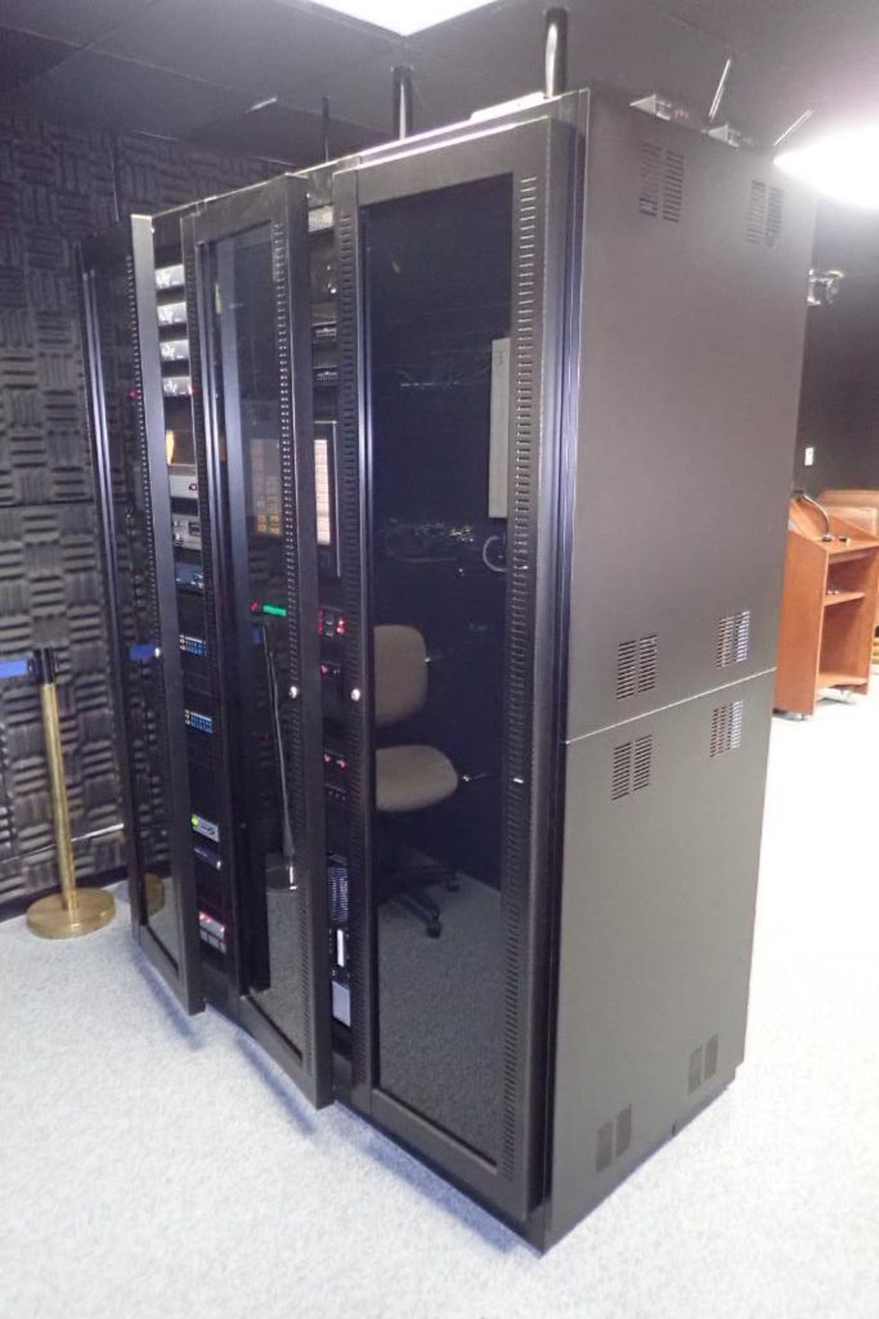 3-section data rack - Image 2 of 2