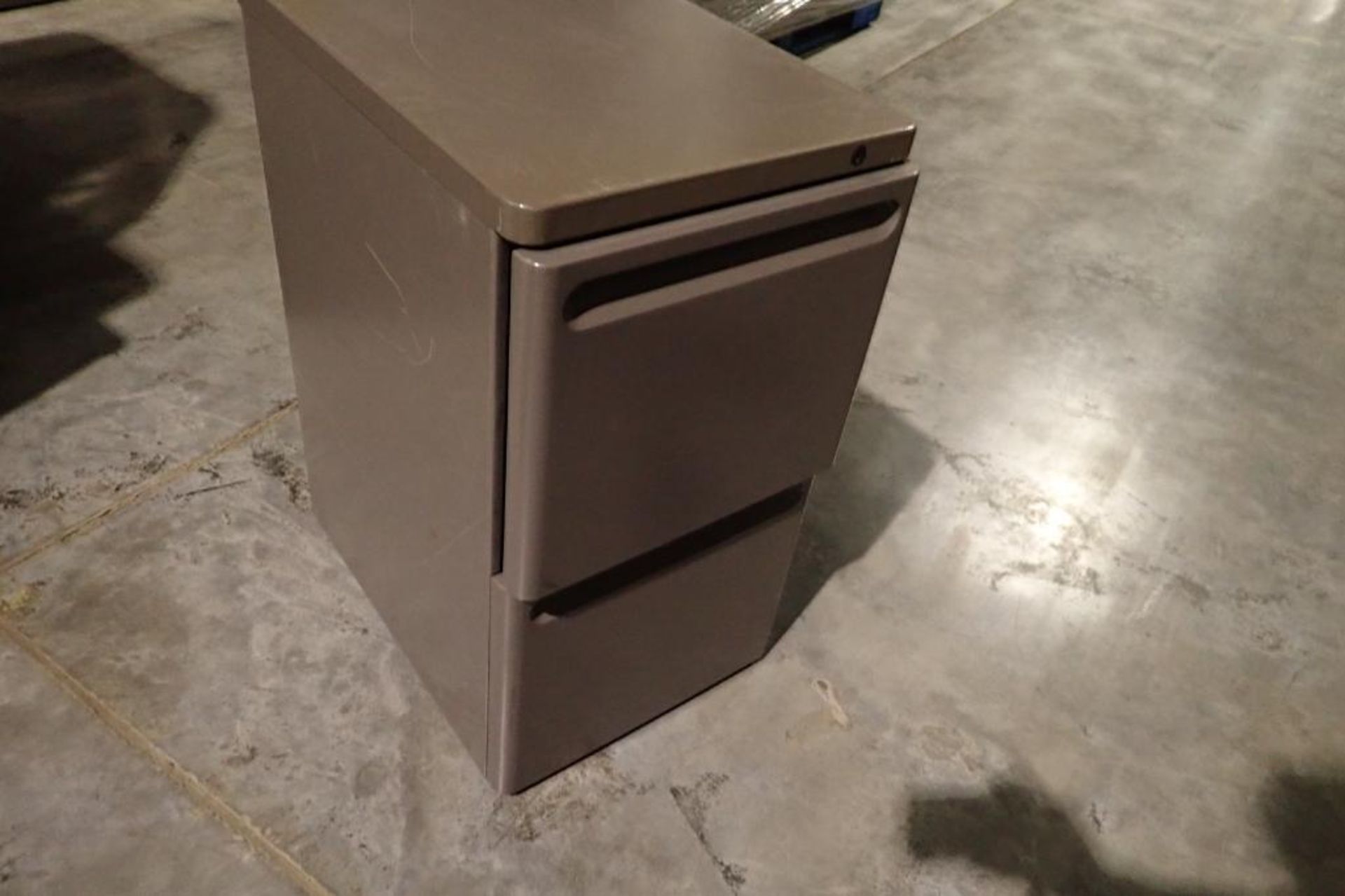 Herman Miller 2-drawer filing pedestal - Image 3 of 3