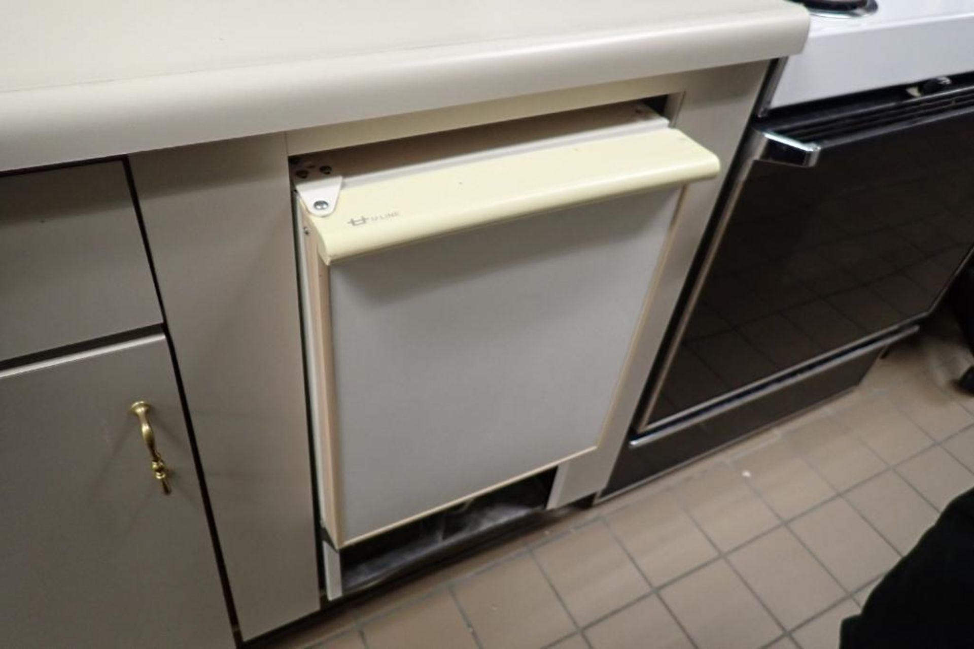 Ice maker, dishwasher - Image 10 of 11