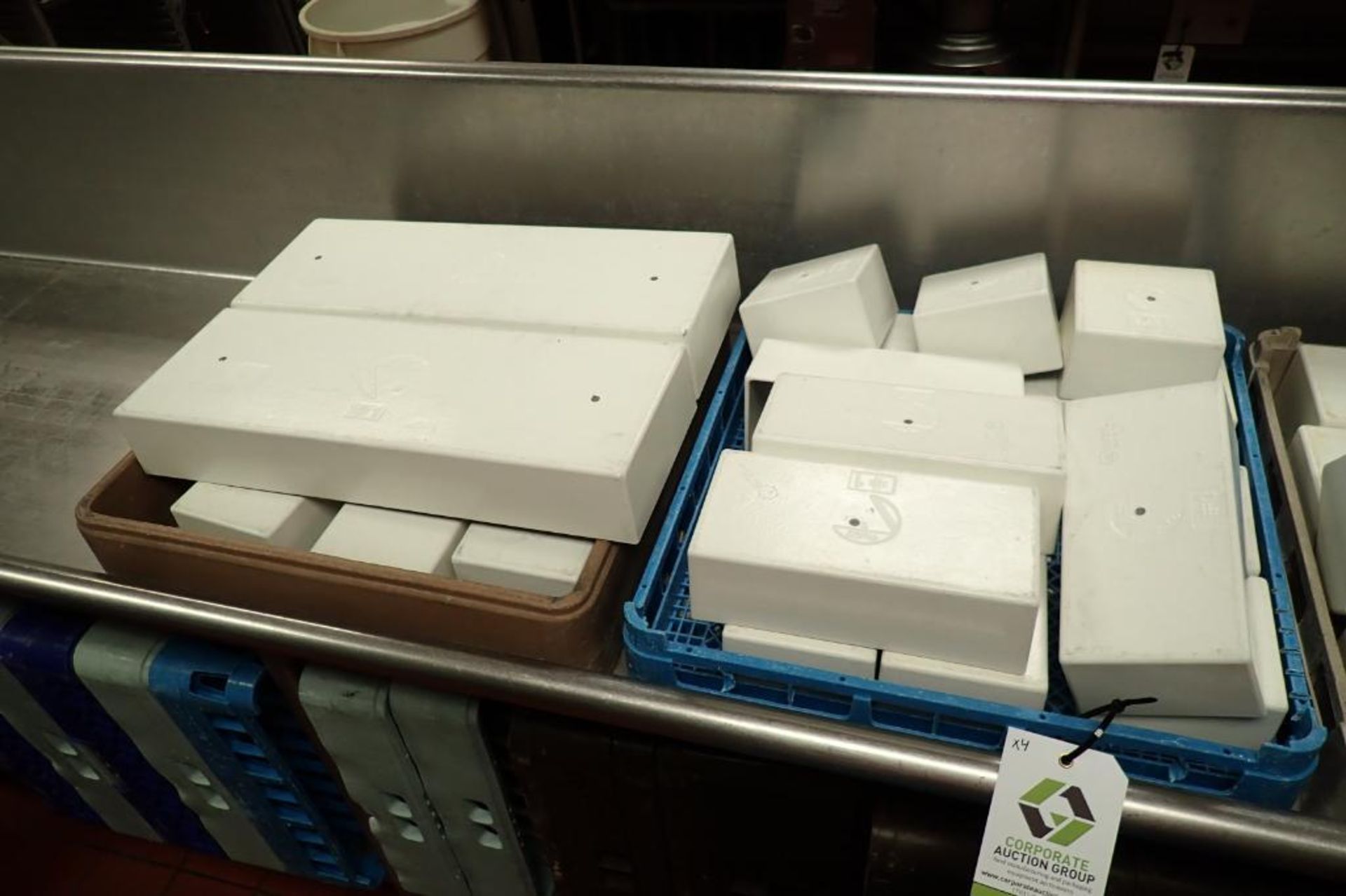 Tray of assorted coated food pans and dividers - Image 6 of 9