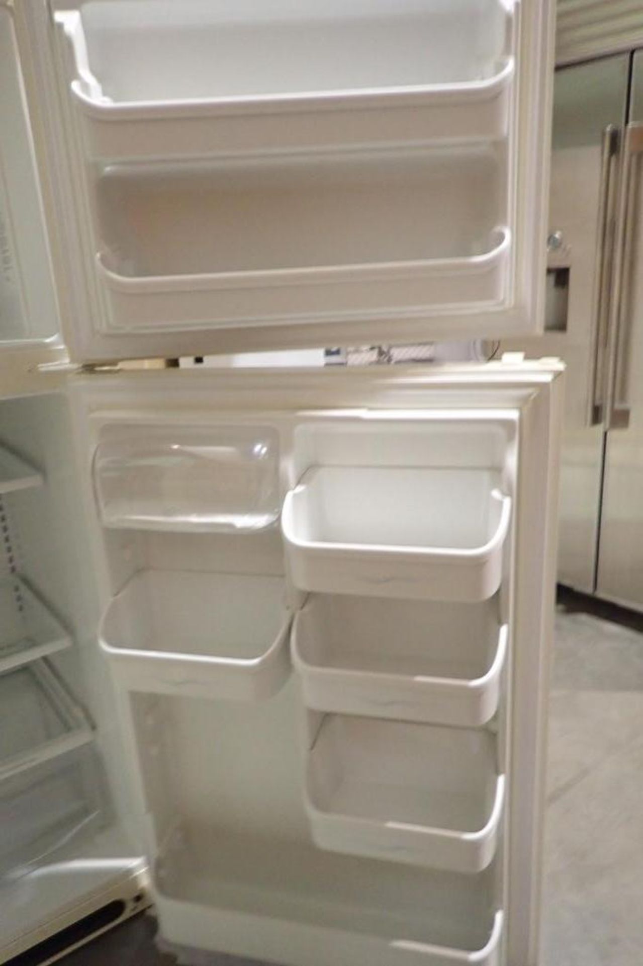 Kenmore white refrigerator bottom and freezer top combo - Image 3 of 7