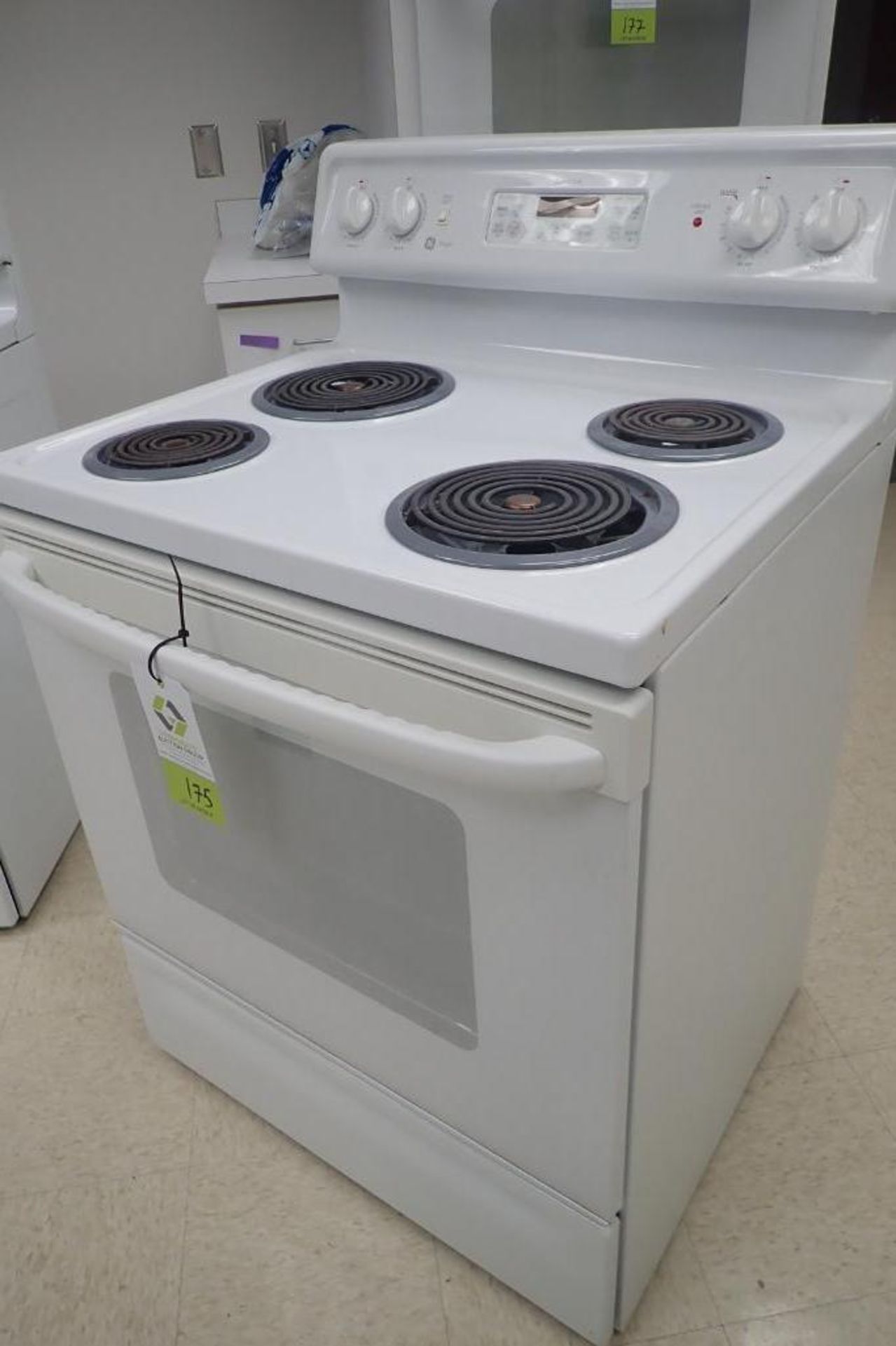 GE Spectra white coil range and oven combo - Image 2 of 10