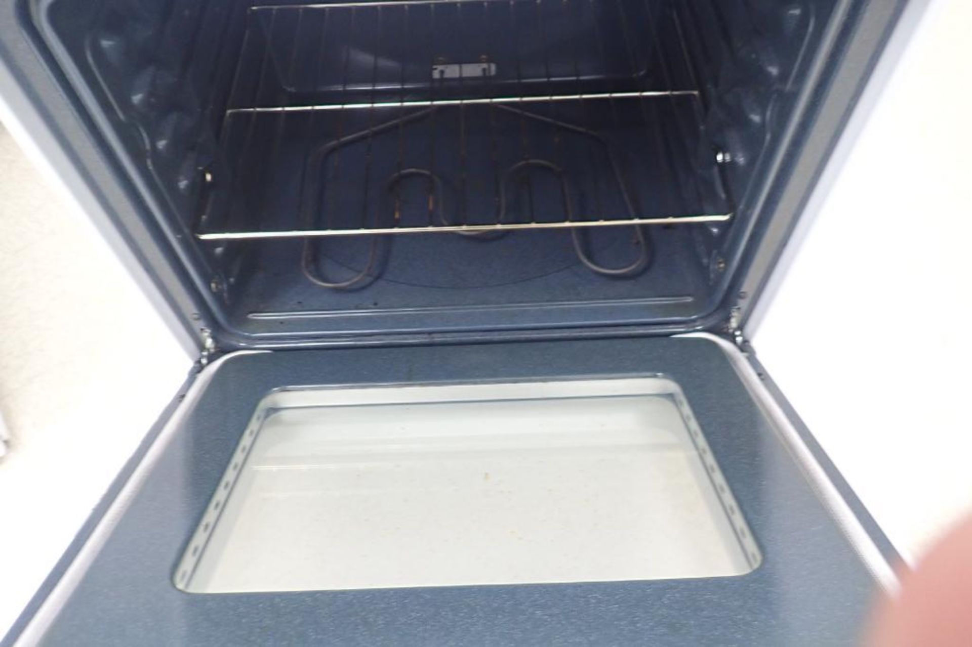 GE Spectra white coil range and oven combo - Image 7 of 10