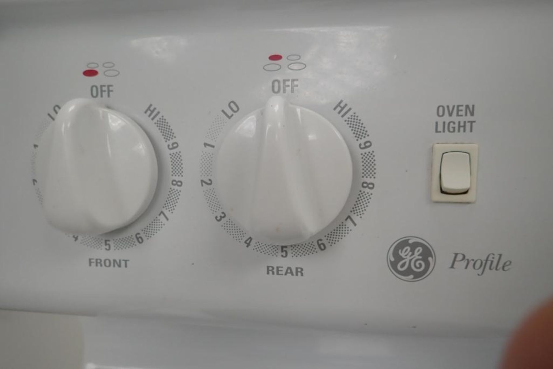 GE Spectra white coil range and oven combo - Image 5 of 10