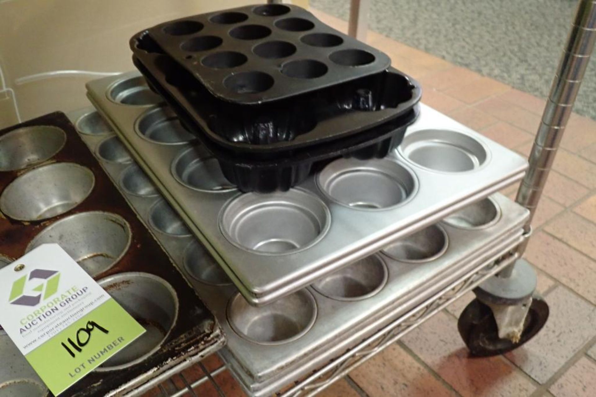 Lot of assorted muffin pans - Image 2 of 3