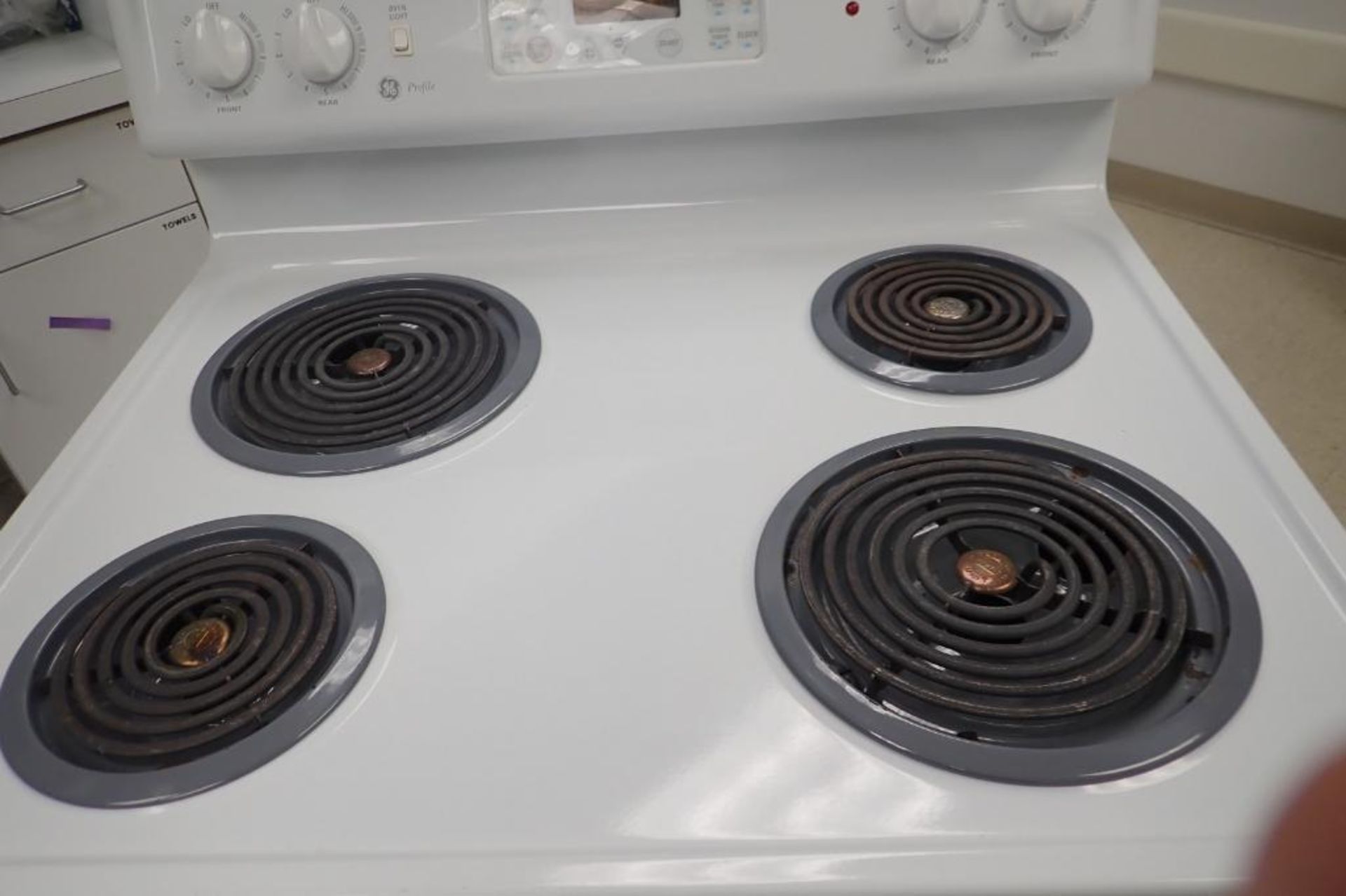 GE Spectra white coil range and oven combo - Image 3 of 10