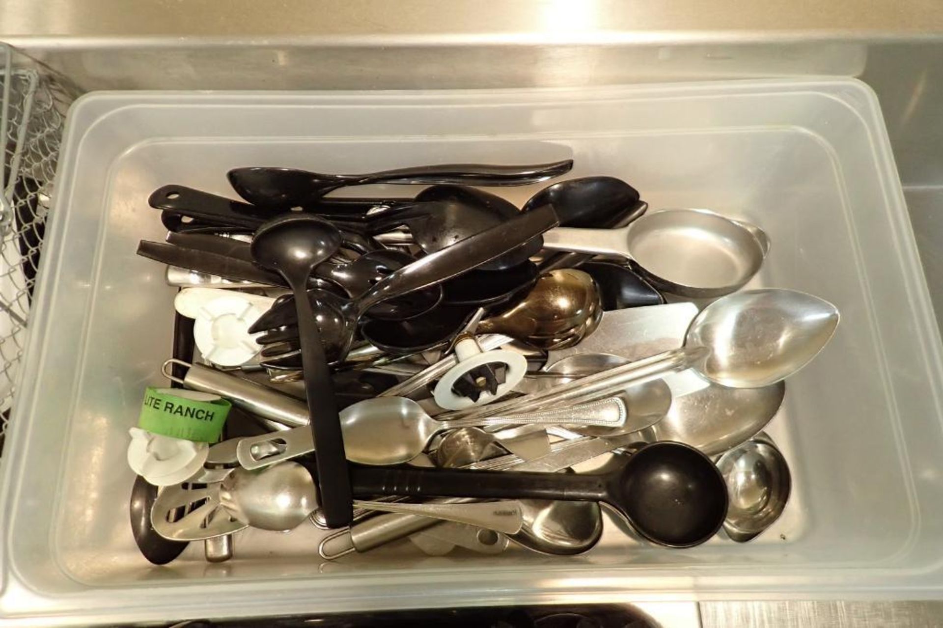 Lot of assorted plastic cooking utensils - Image 3 of 4