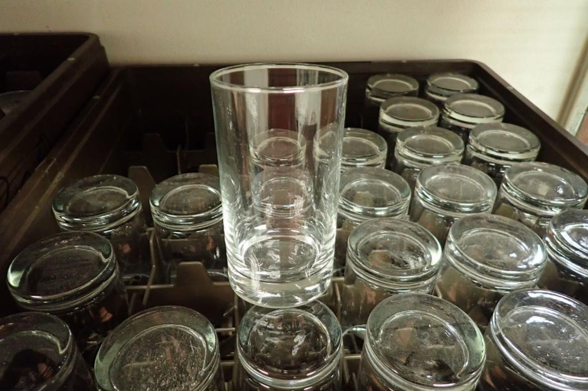 Stackable plastic rack with water glasses - Image 2 of 4