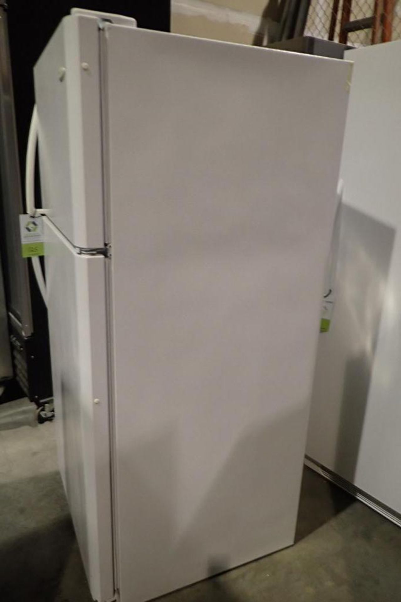 Frigidaire white refrigerator and freezer combo - Image 6 of 10