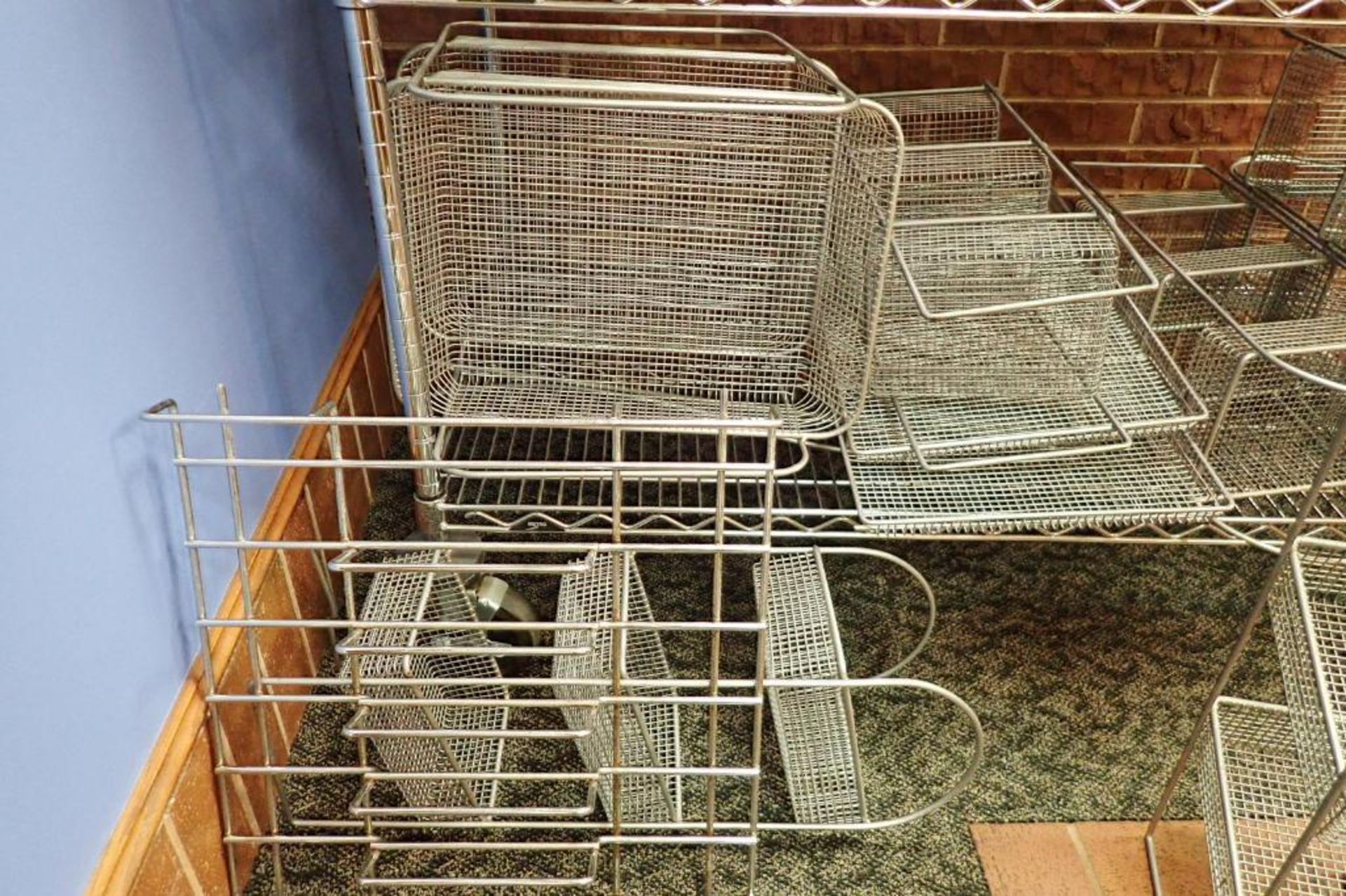 Lot of assorted wire storage racks - Image 5 of 7