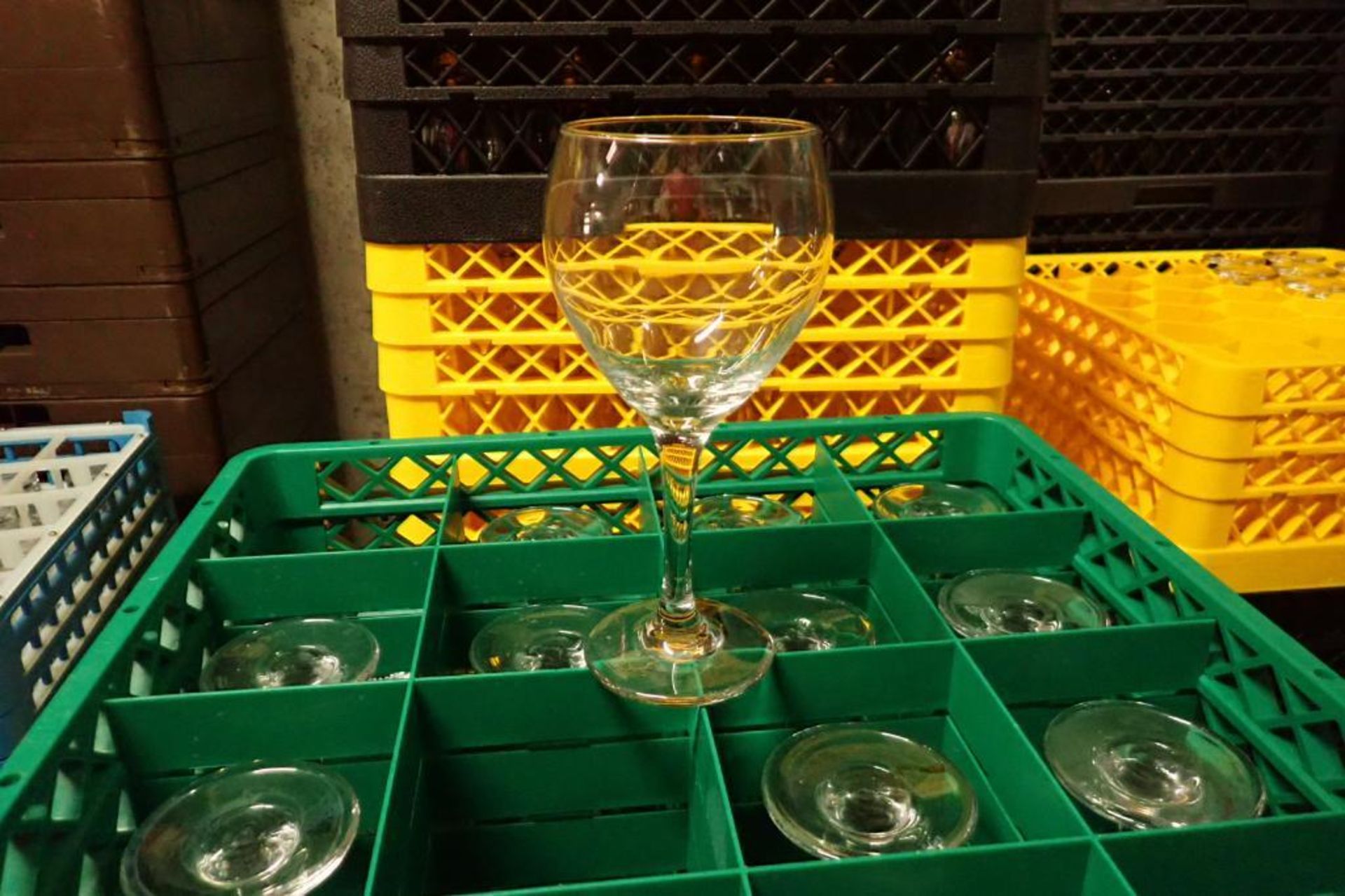 Stackable plastic rack with assorted glasses - Image 2 of 7