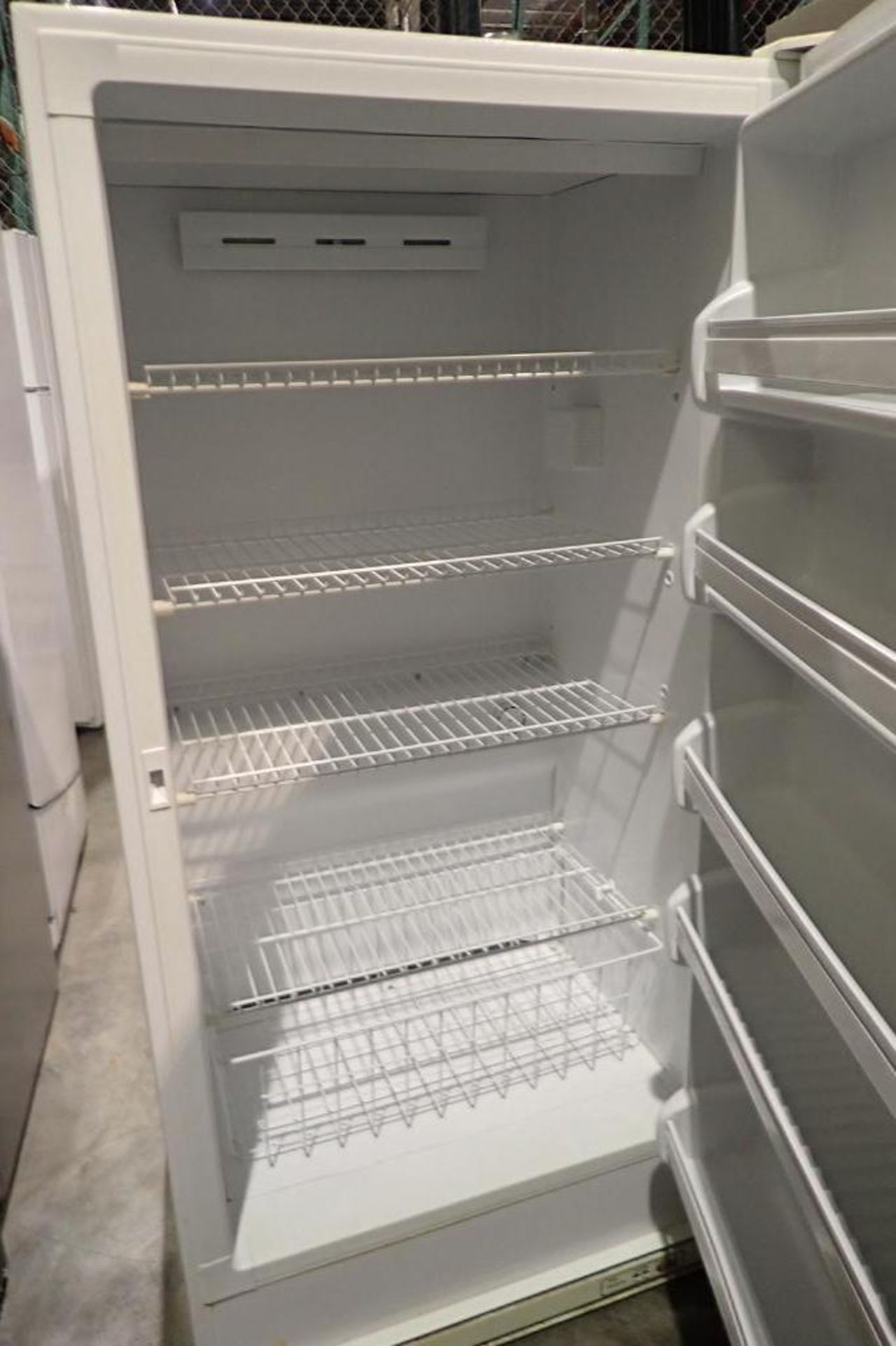 GE white single door upright freezer - Image 3 of 6