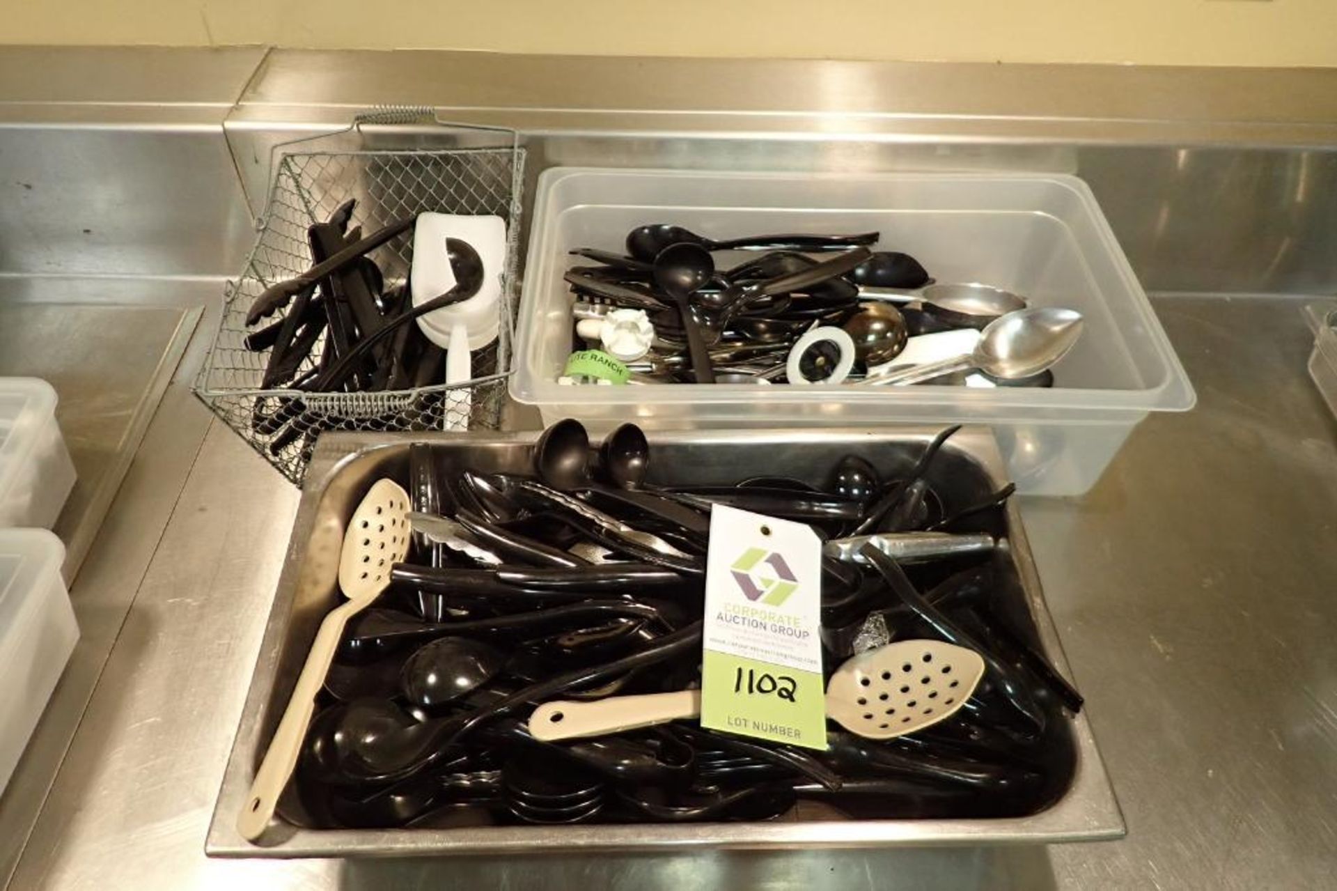 Lot of assorted plastic cooking utensils