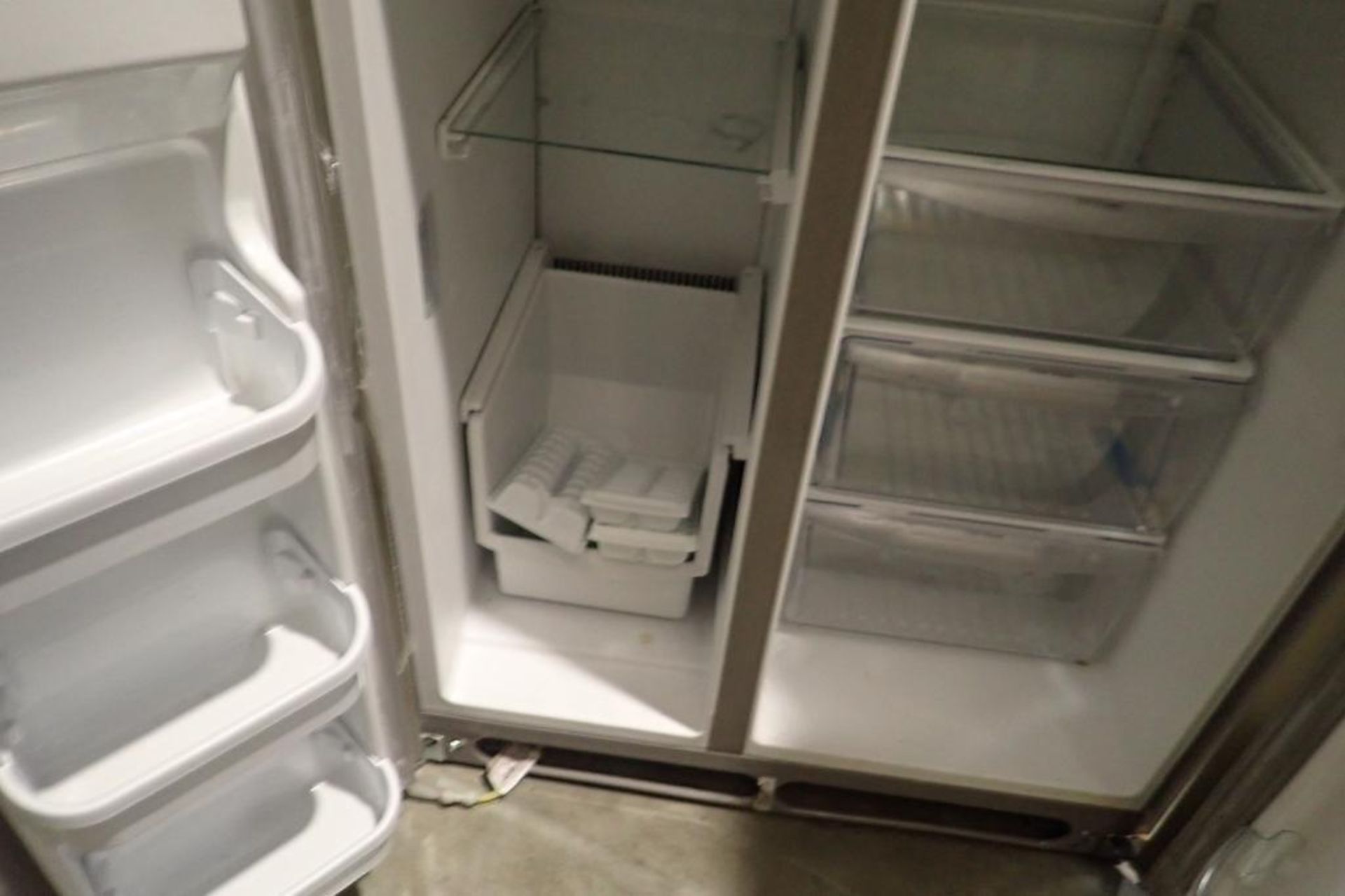 Frigidaire SS side by side refrigerator and freezer combo - Image 7 of 10