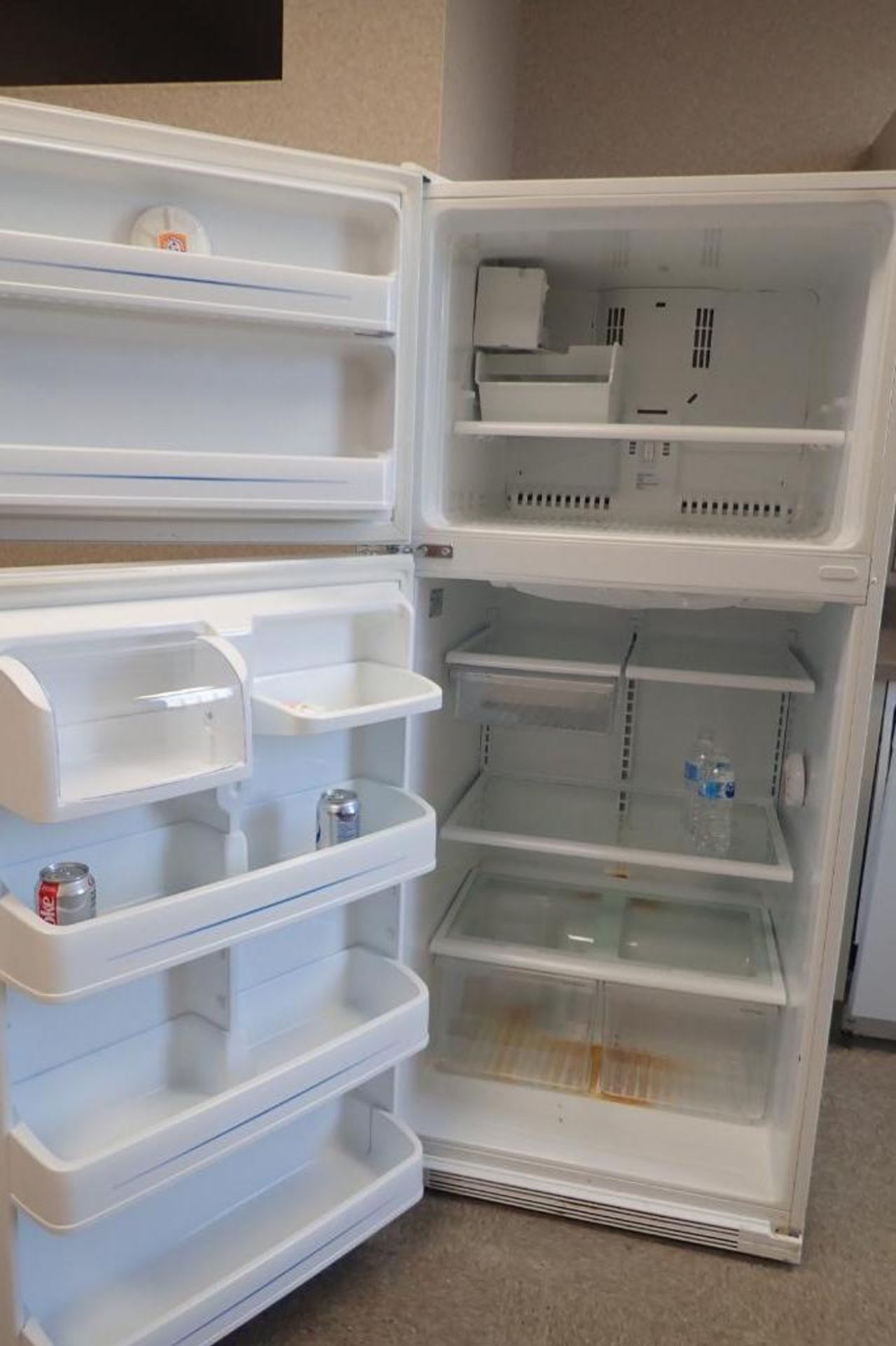 GE white refrigerator and freezer combo - Image 3 of 5