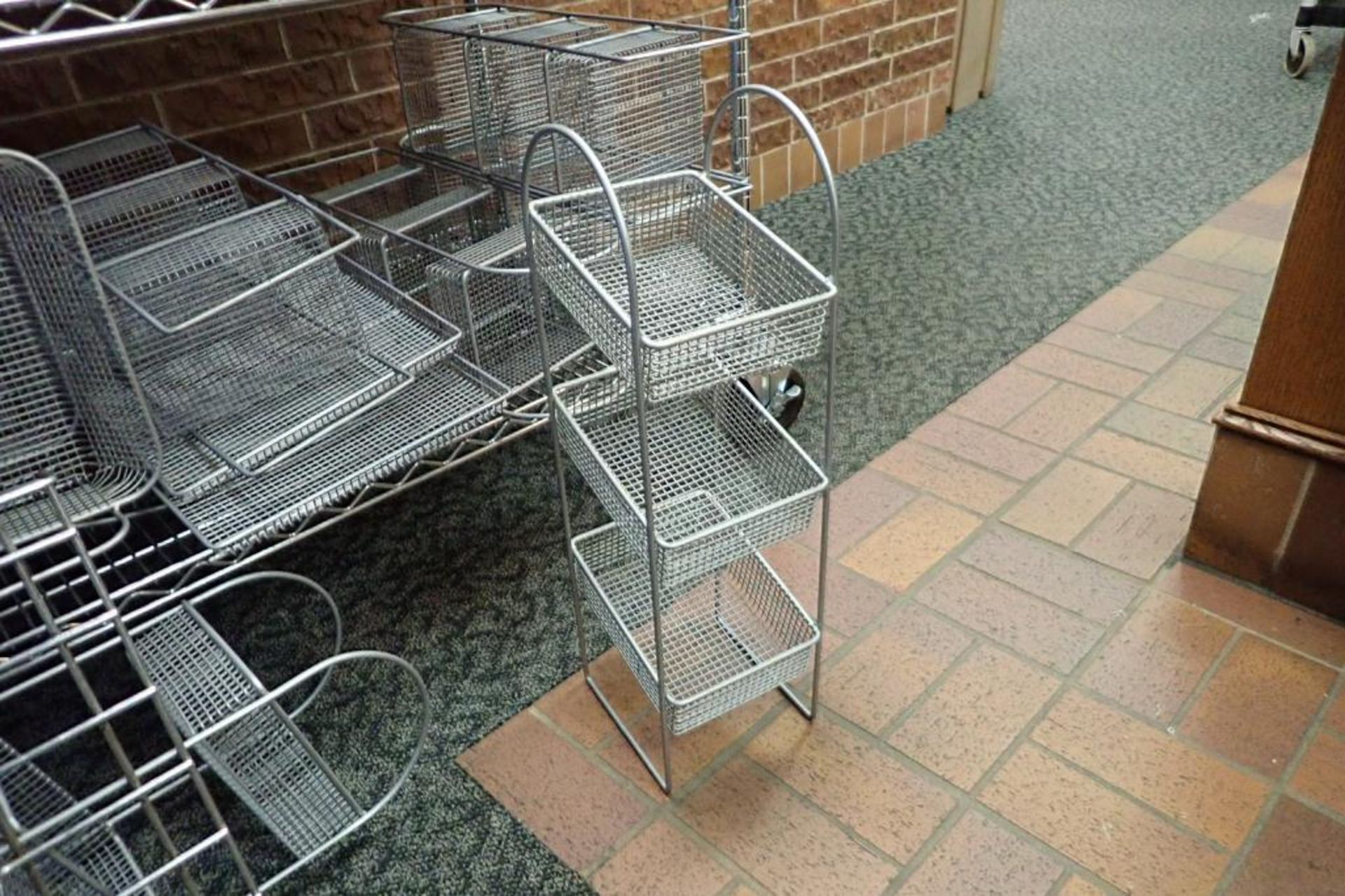 Lot of assorted wire storage racks - Image 4 of 7