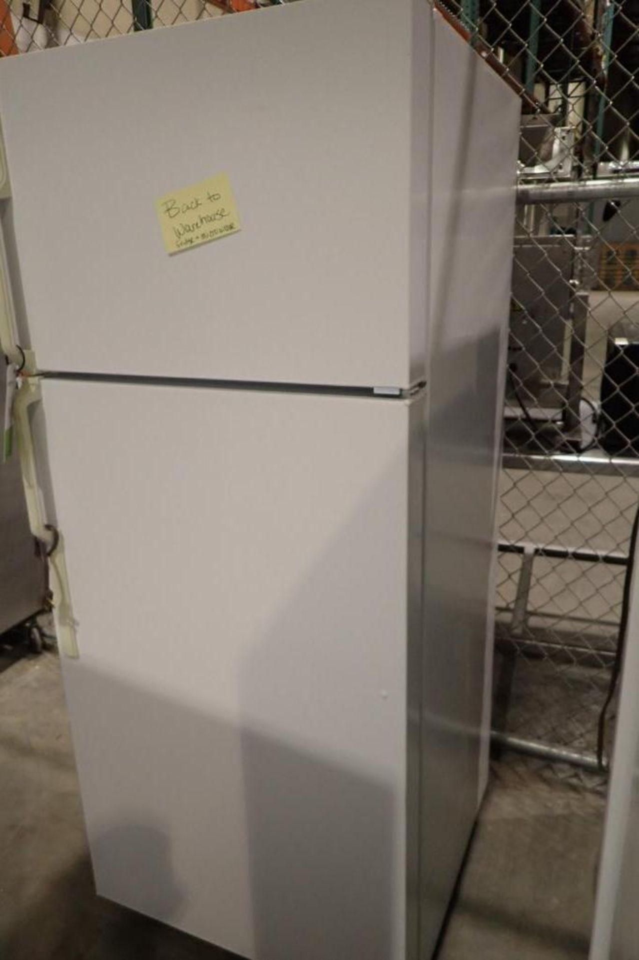 GE white refrigerator and freezer combo - Image 2 of 7