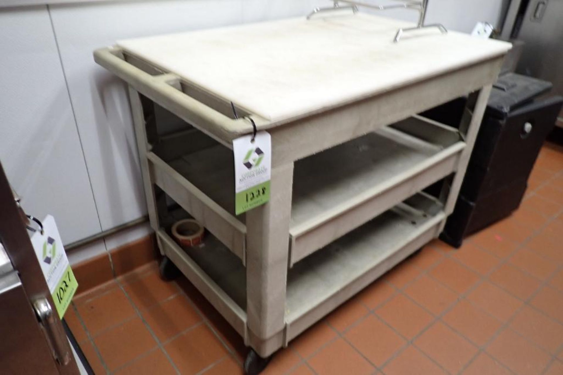 Rubbermaid cart with custom fitted cutting board - Image 3 of 3