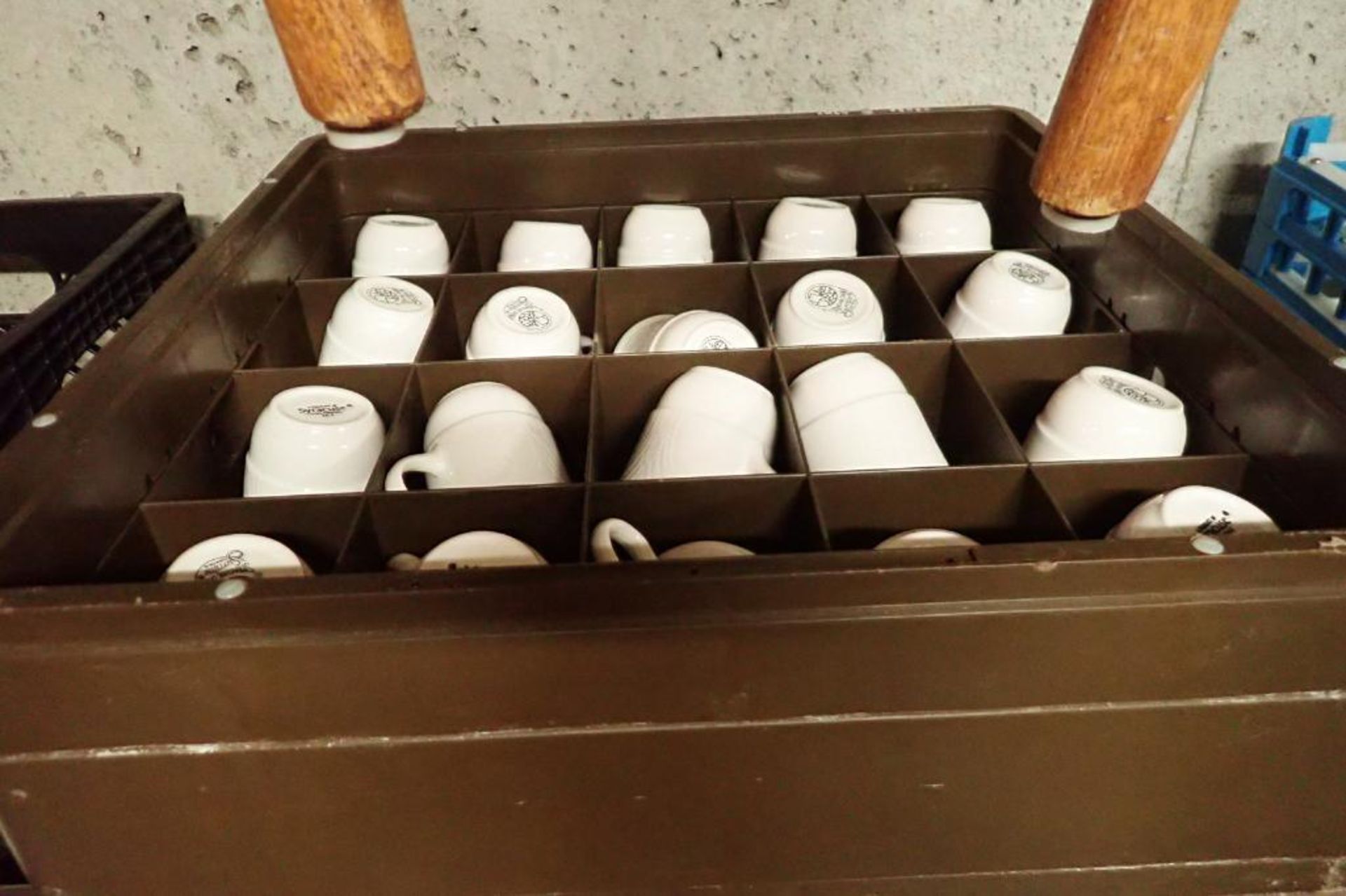 Stackable plastic rack with coffee cups - Image 4 of 5