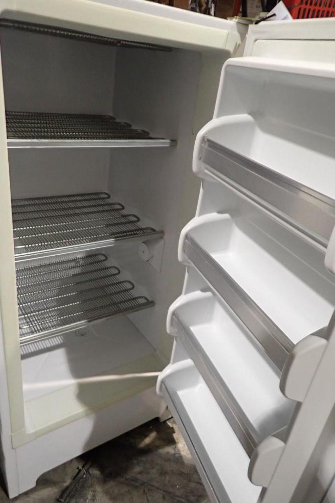 Frigidaire white refrigerator - Image 3 of 5