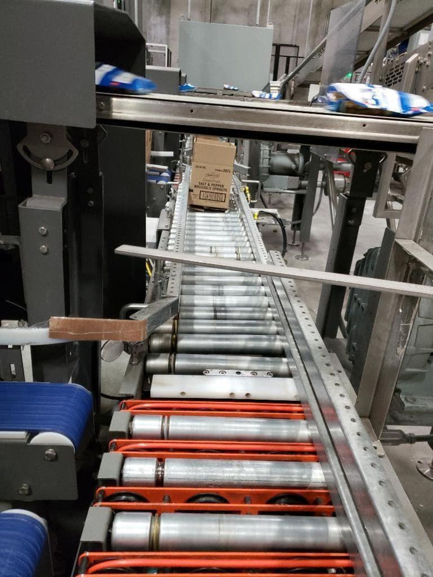 Power roller conveyor {Located in Darien, WI} - Image 4 of 5