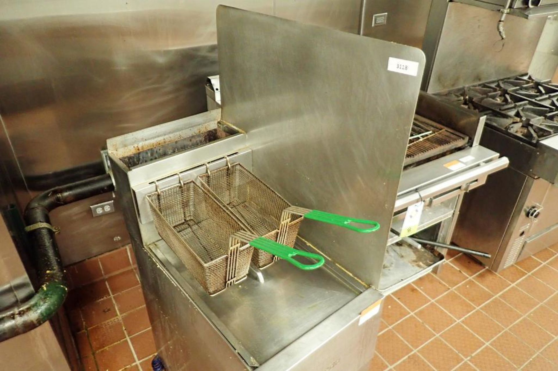 Dean 2 basket fryer, Model SM150GNS, 40 lb fryer, 16 in. wide x 29 in. deep x 59 in. tall, on caster - Image 2 of 7