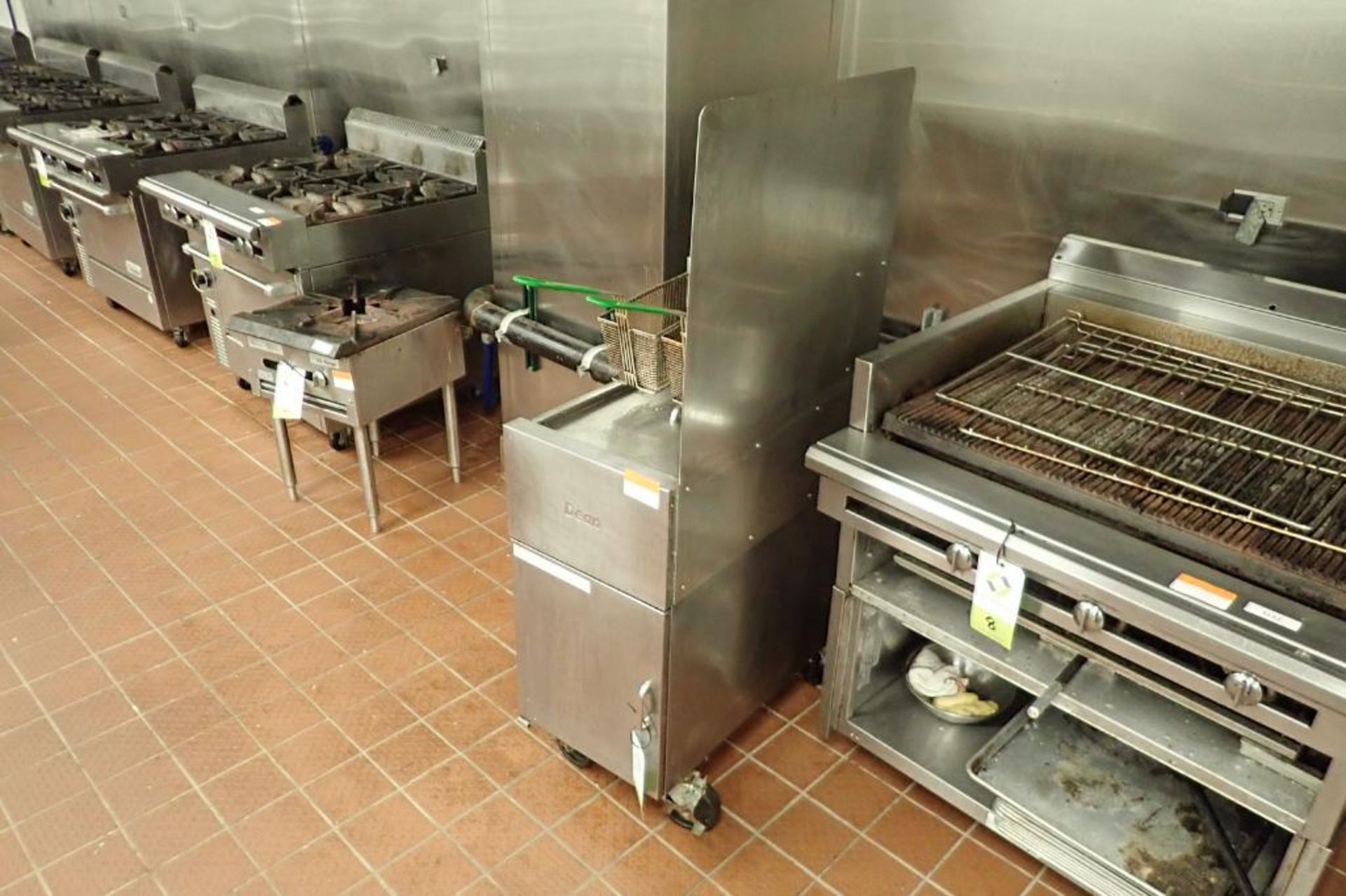 Dean 2 basket fryer, Model SM150GNS, 40 lb fryer, 16 in. wide x 29 in. deep x 59 in. tall, on caster - Image 4 of 7