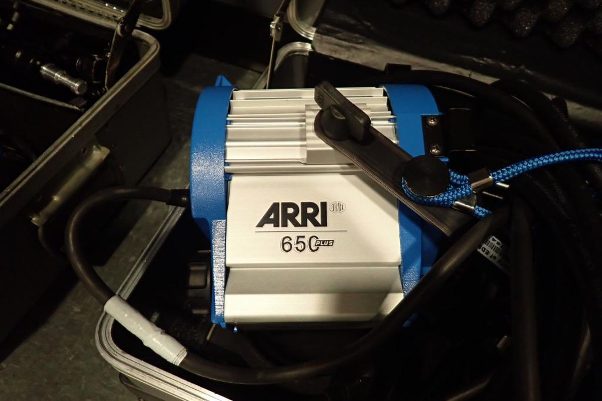 (3) Arri lights, Model 650 plus and 300 plus with hard case - Image 2 of 4