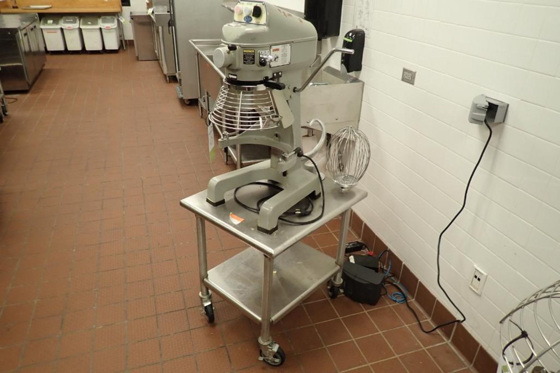 Globe 20 quart floor mixer, Model SP20, SN 7224211, 110 volt, with whisk and dough hook, with SS tab - Image 3 of 8