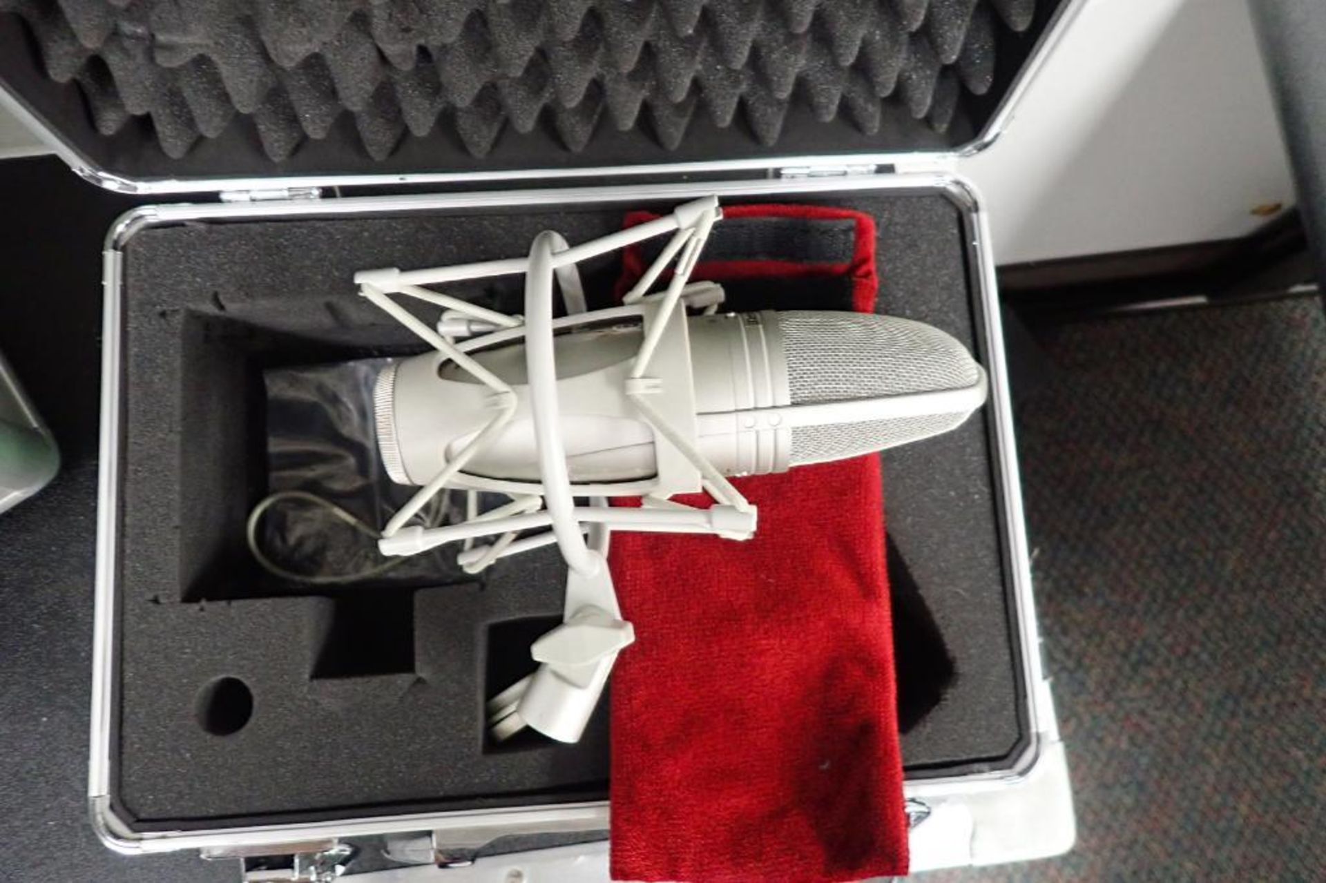 Shure microphone, Model KSM44A, with hard case - Image 7 of 7