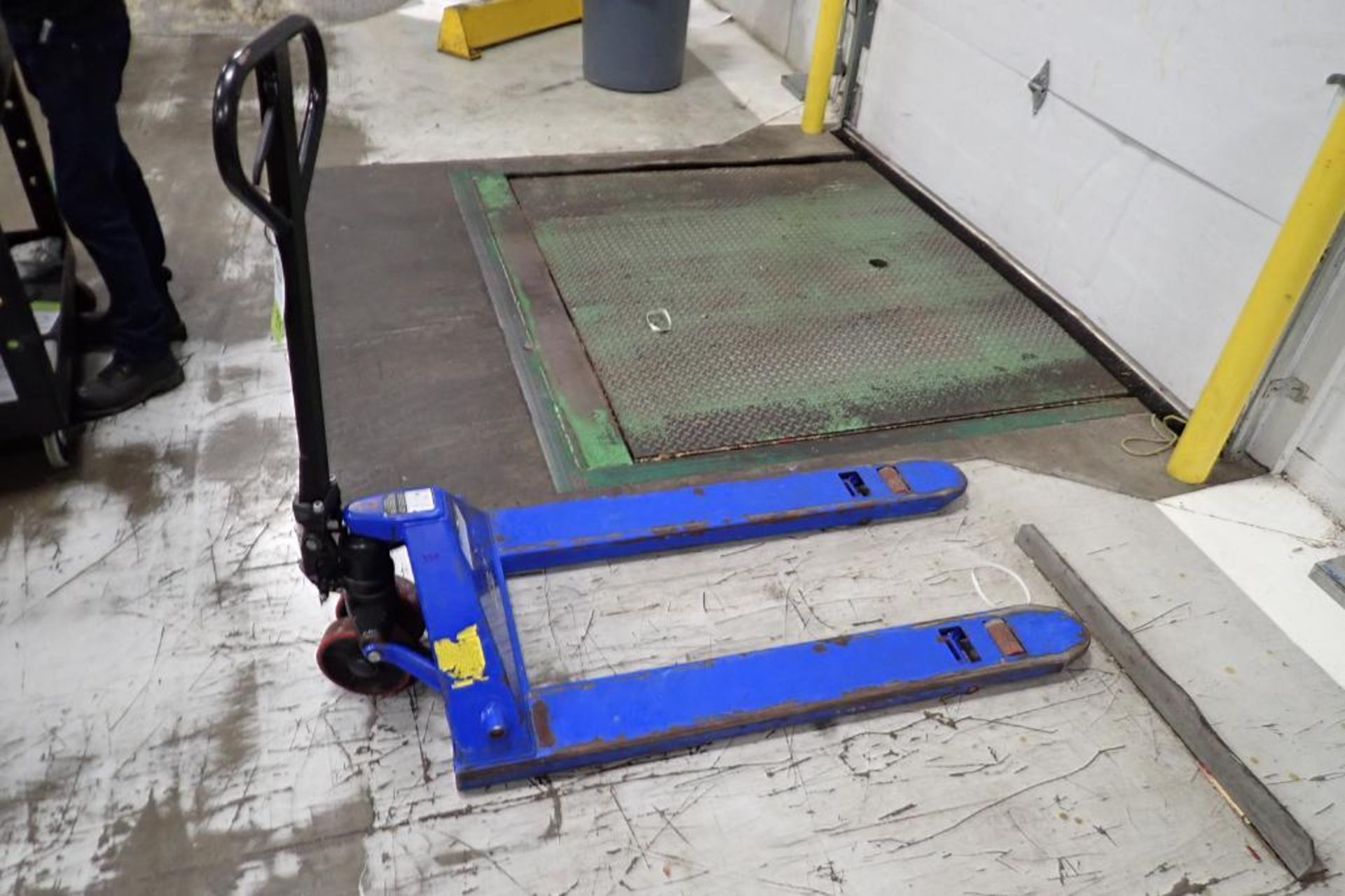 CE hand pallet jack, 4400 lbs., (#7) - ** Rigging Fee: $ 10 ** - Image 2 of 4