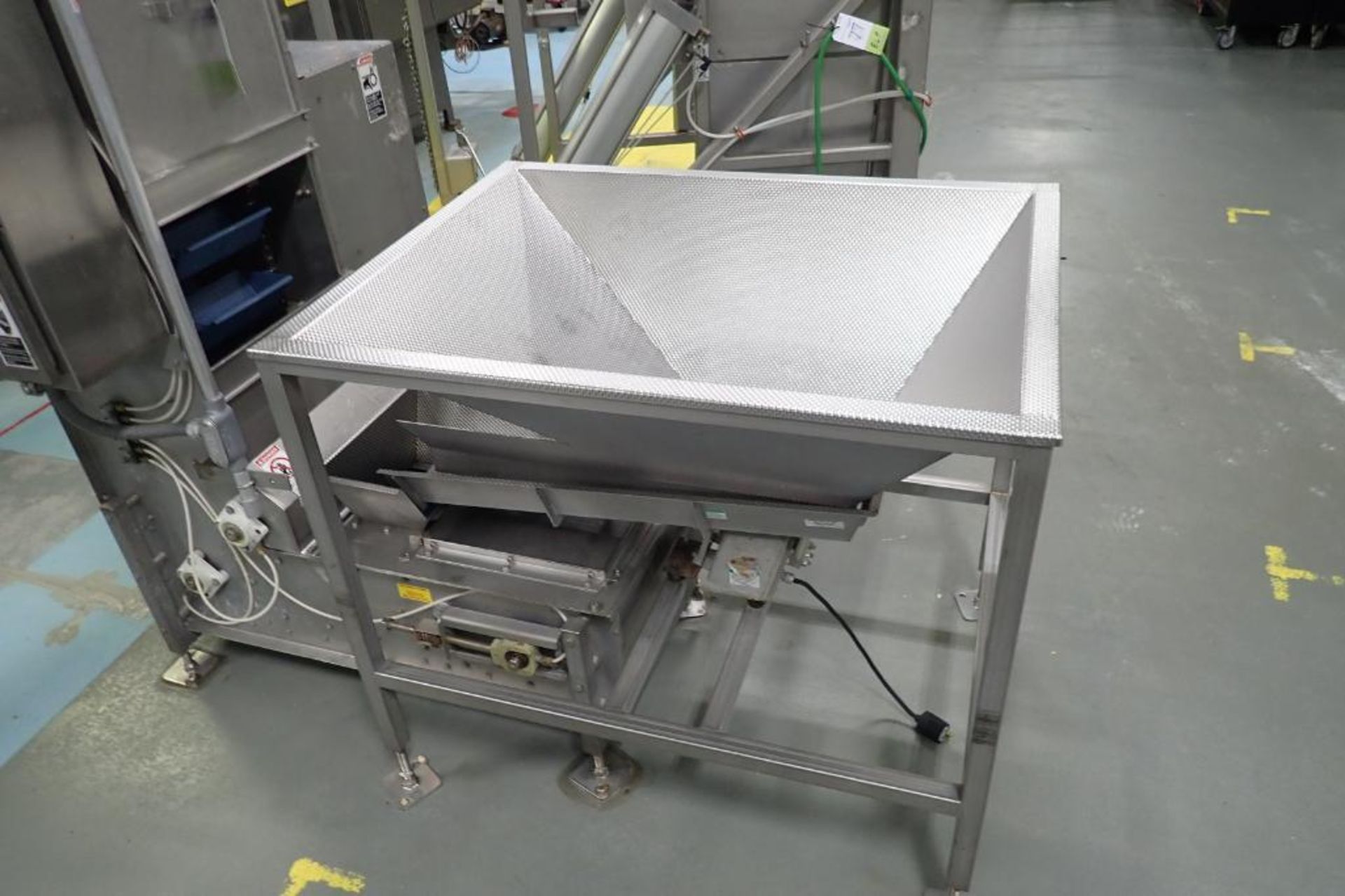 SS dimple hopper 42 in. x 32 in. x 18 in. tall, with Syntron vibratory conveyor, SS dimple bed 36 in - Image 2 of 6