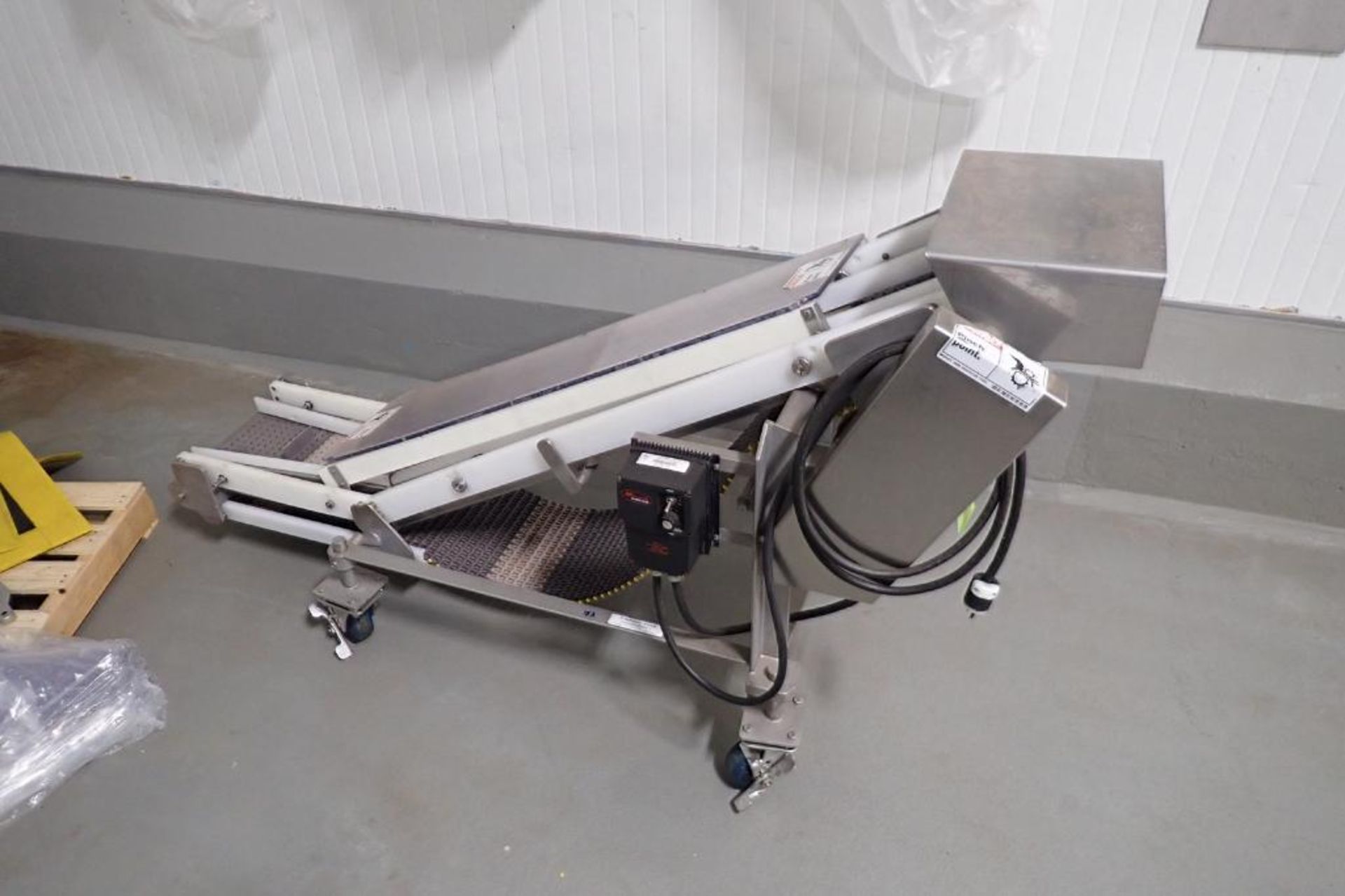 Incline conveyor, 68 in. long x 12 in. wide x 12 in. infeed x 33 in. discharge, cleated belt, 12 in.