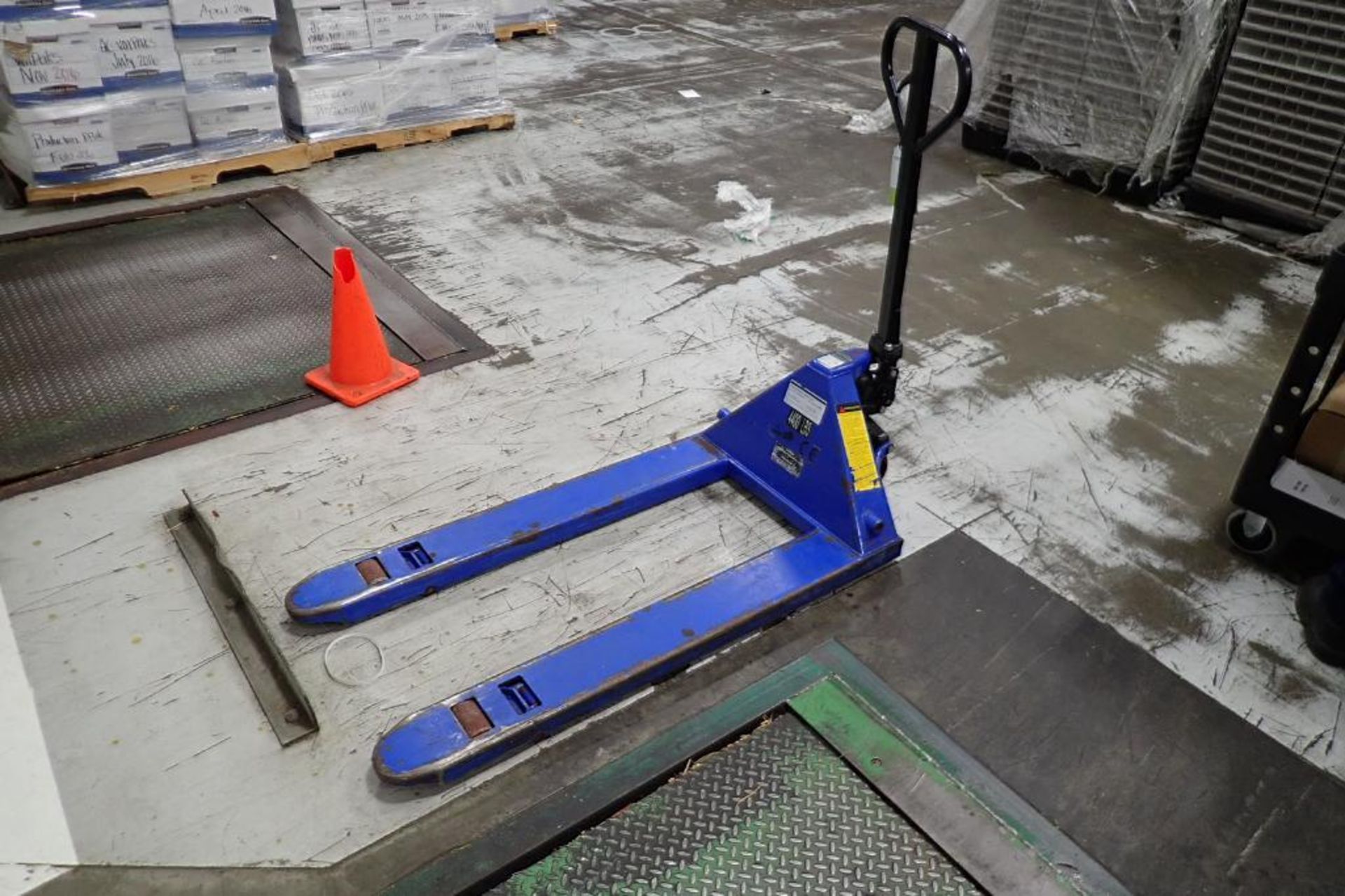 CE hand pallet jack, 4400 lbs., (#7) - ** Rigging Fee: $ 10 ** - Image 3 of 4