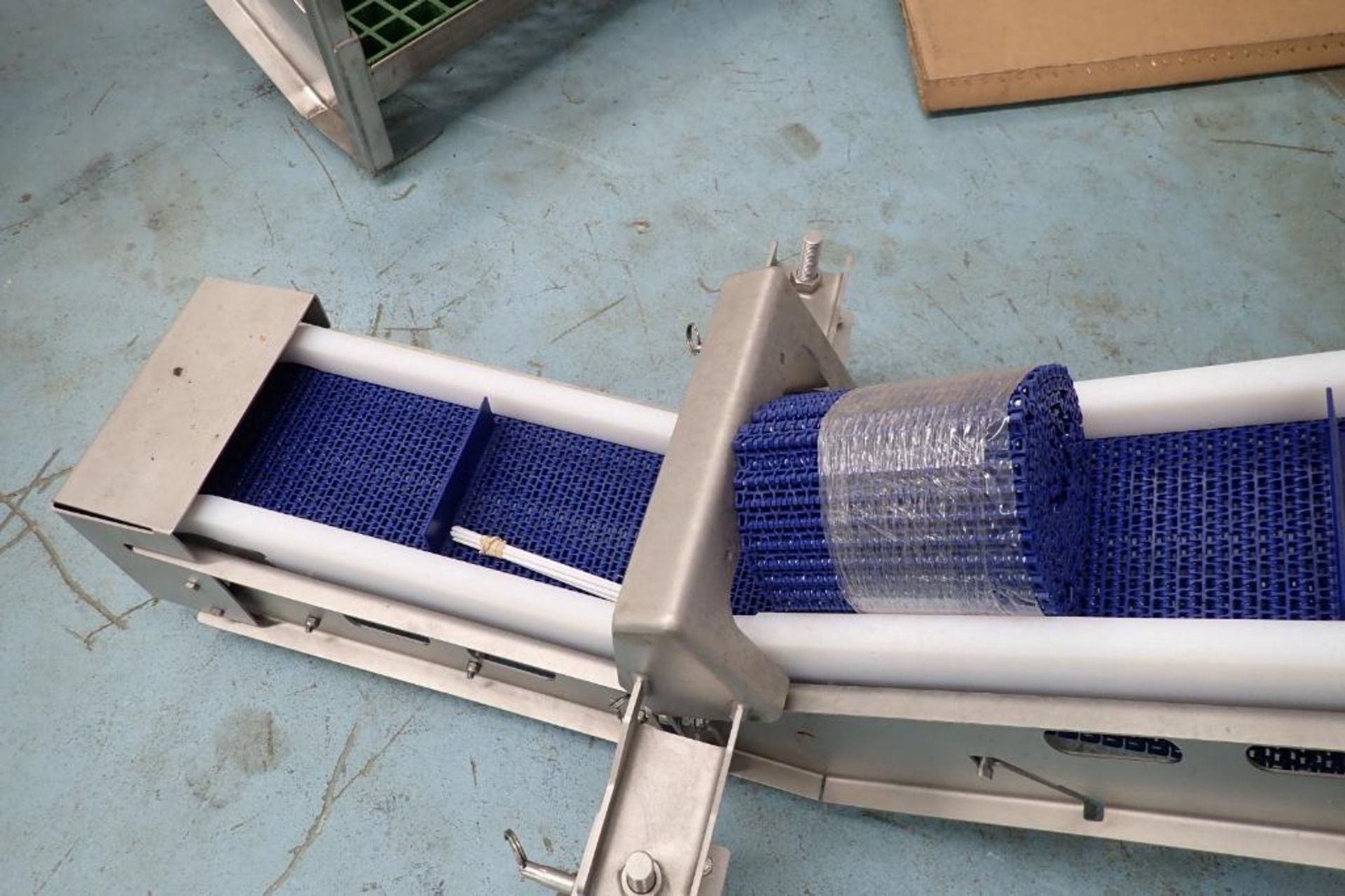 Incline conveyor, 72 in. long x 8 in. wide x 12 in. infeed x 36 in. discharge, blue interlock cleate - Image 4 of 7