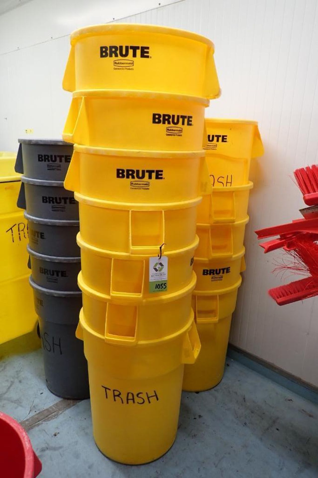 Lot of assorted Brute trash bines - ** Rigging Fee: $ 50 ** - Image 2 of 3