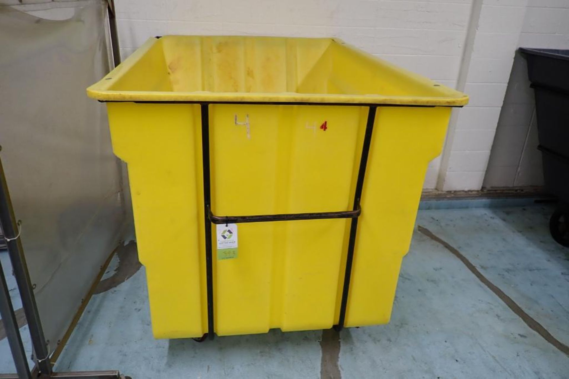 Bayhead plastic trash dump bin, 76 in. long x 52 in. wide x 48 in. tall (#1, #4, #8) - ** Rigging Fe - Image 4 of 5