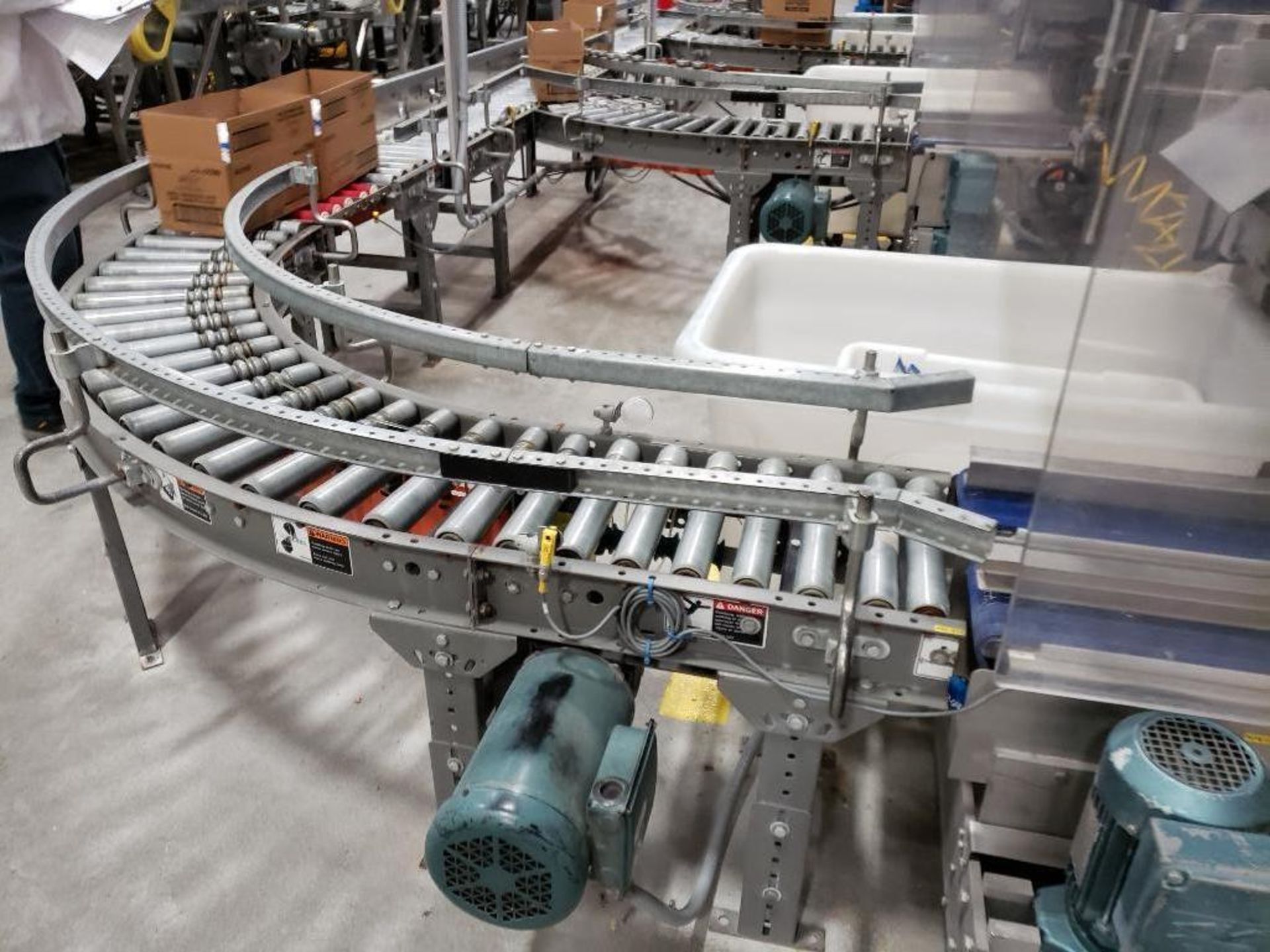 Powered roller conveyor