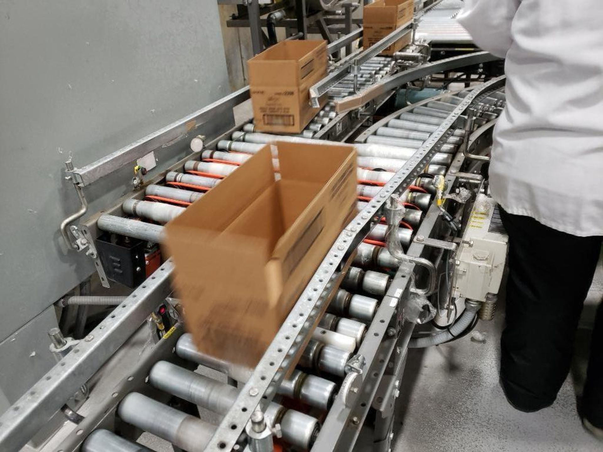 Powered roller conveyor - Image 2 of 6