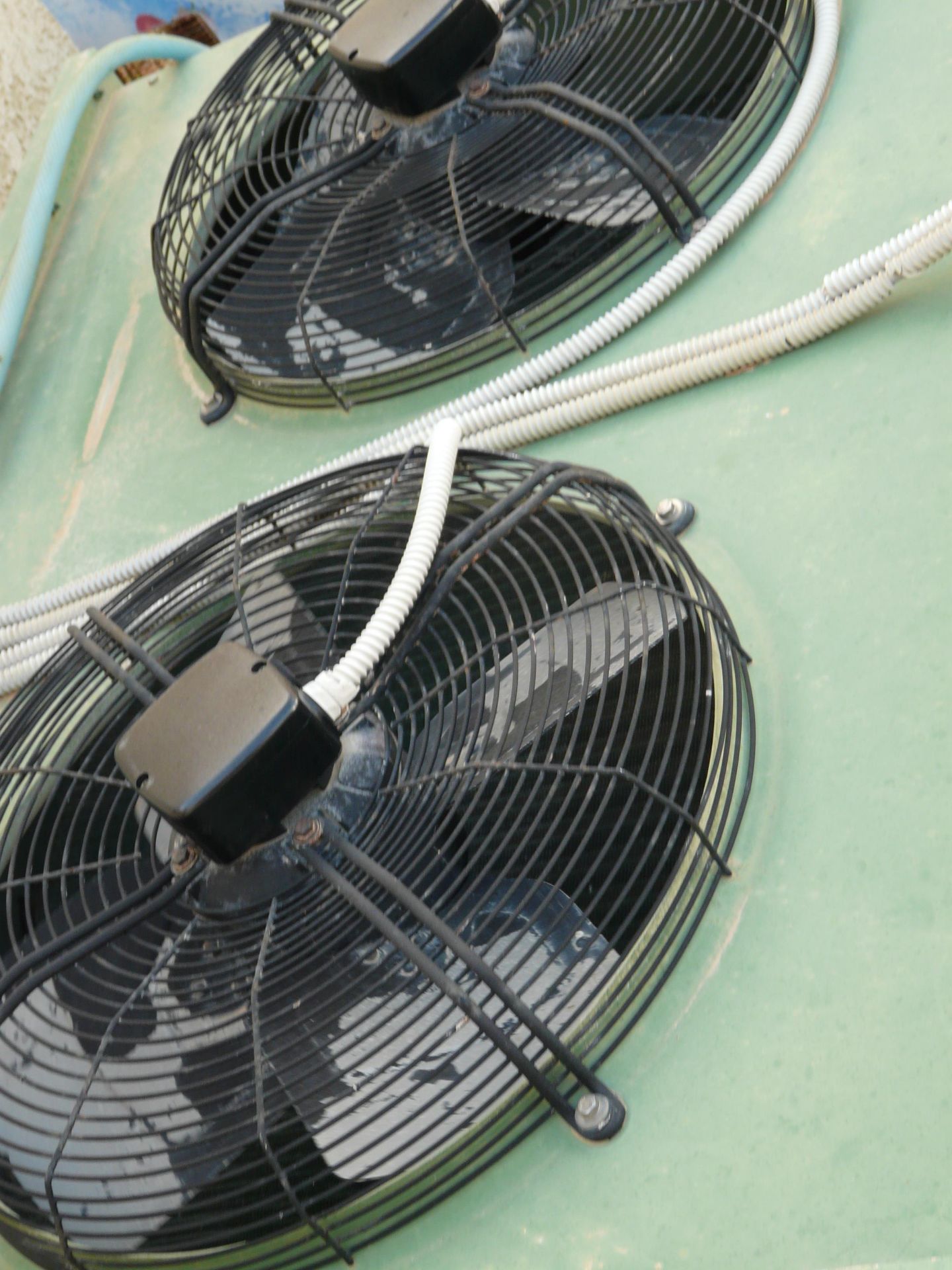 Condenser with 4 fans and one is out of order 180mÂ³ used for cold rooms - Image 3 of 4