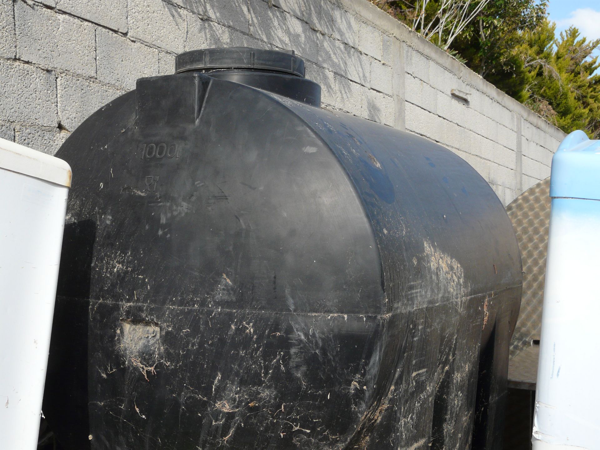 Plastic Liquid storage tank 1000Ltr ,Previously used for Oil