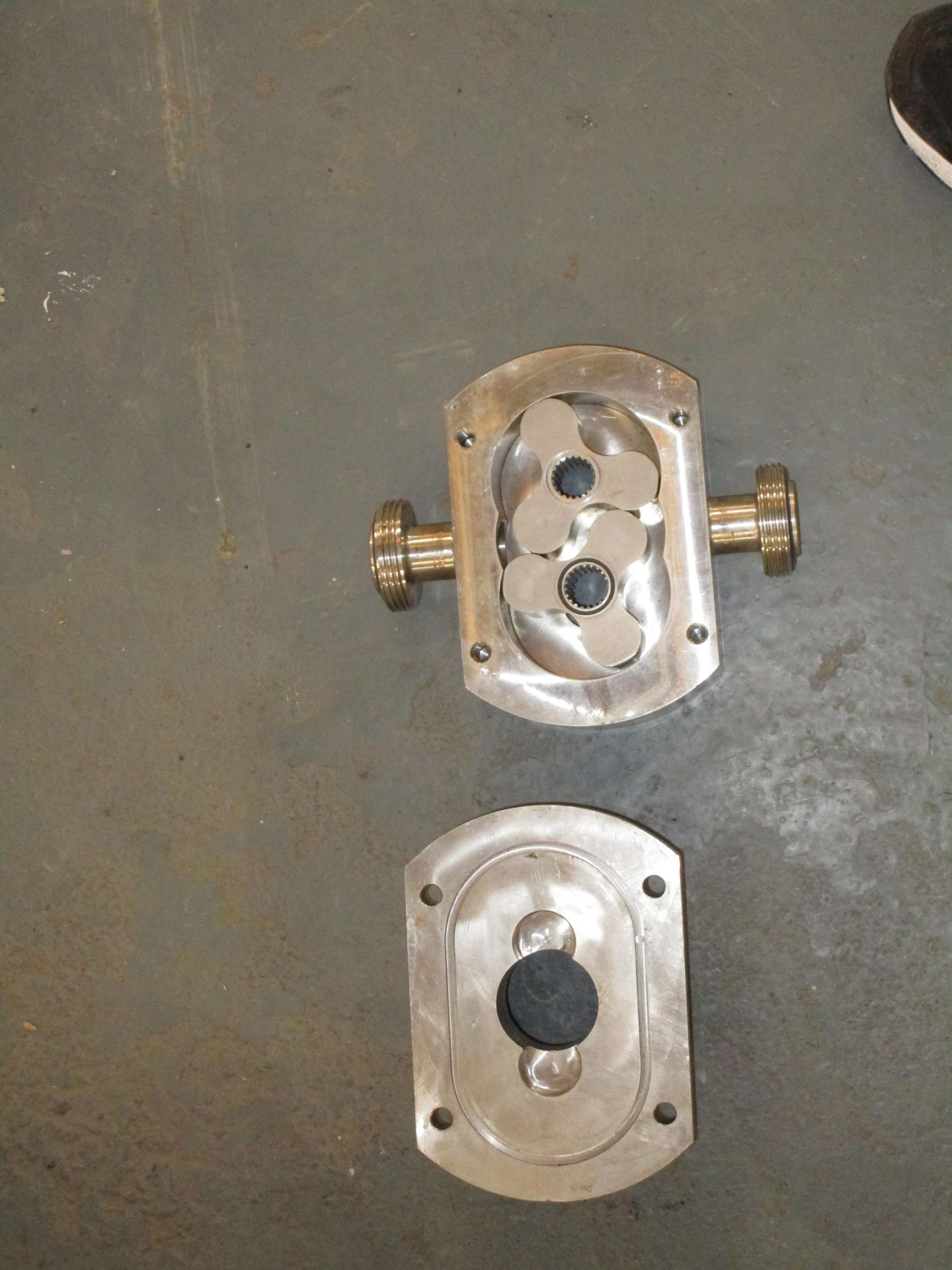 Pump with 2 spare new impellers - Image 3 of 8