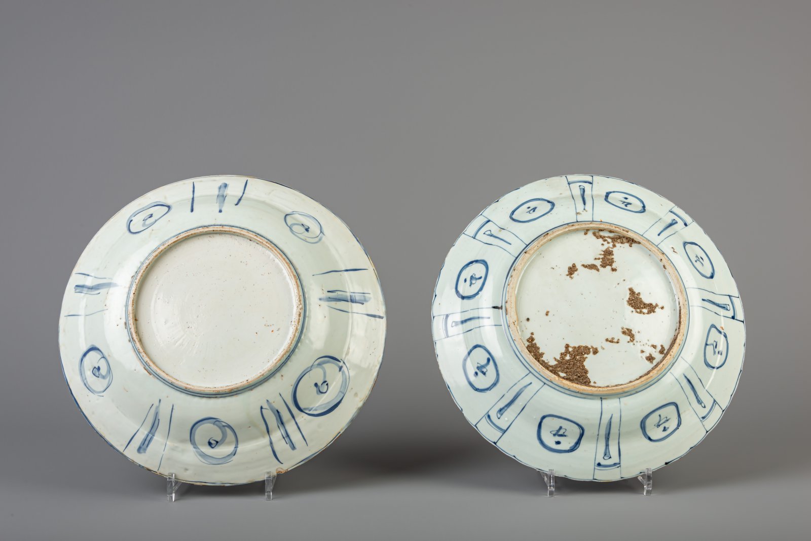 Two Chinese blue and white kraak porcelain plates with flowers and animals, Wanli - Image 2 of 2