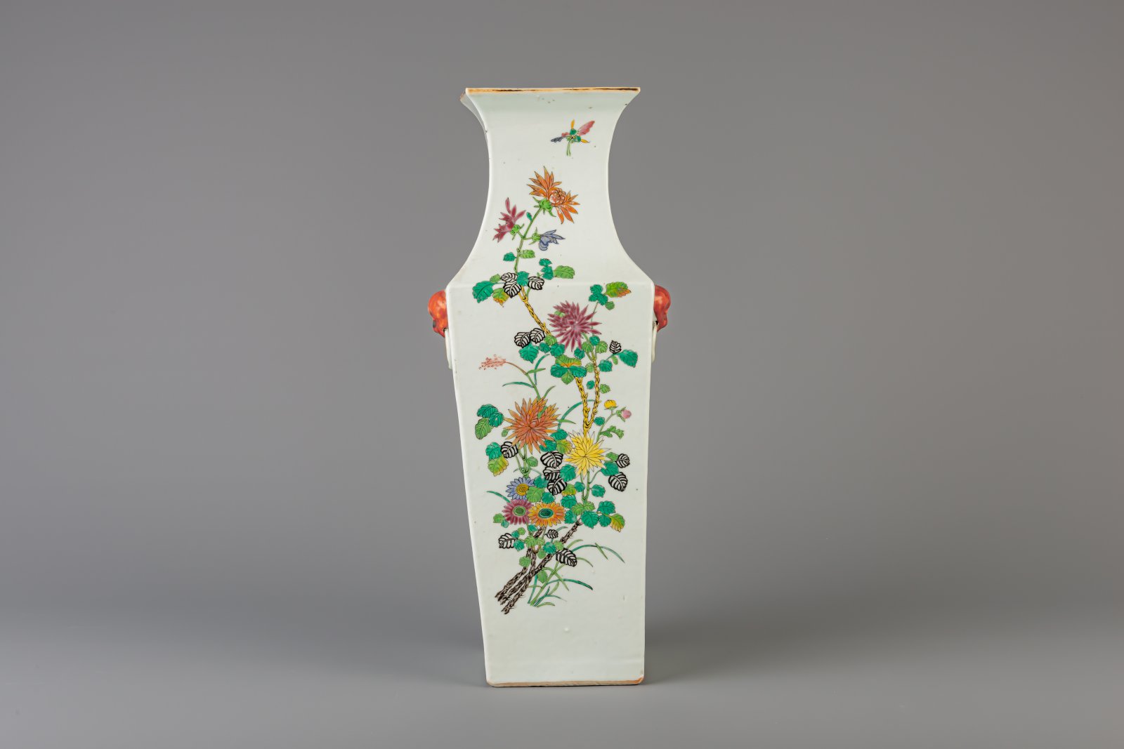 A Chinese square famille rose vase with floral design, 19th/20th C. - Image 3 of 6