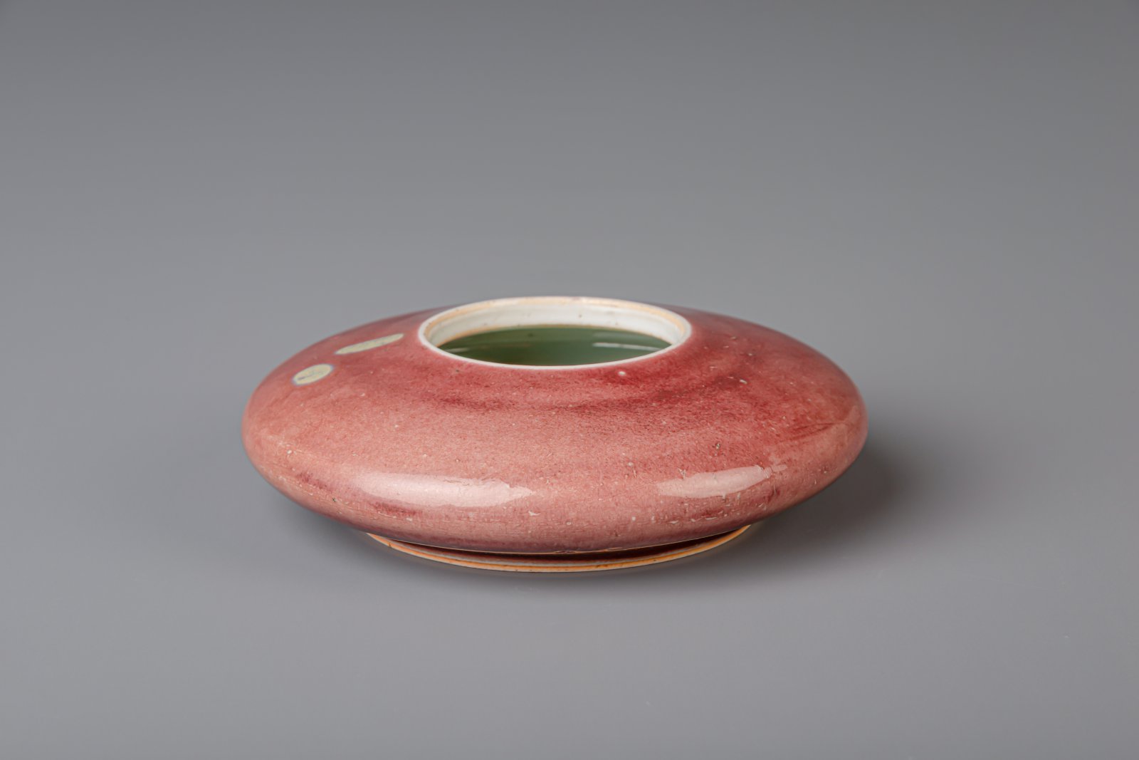 A Chinese peachbloom glazed brush washer, Qianlong mark, 19th/20th C. - Image 3 of 8